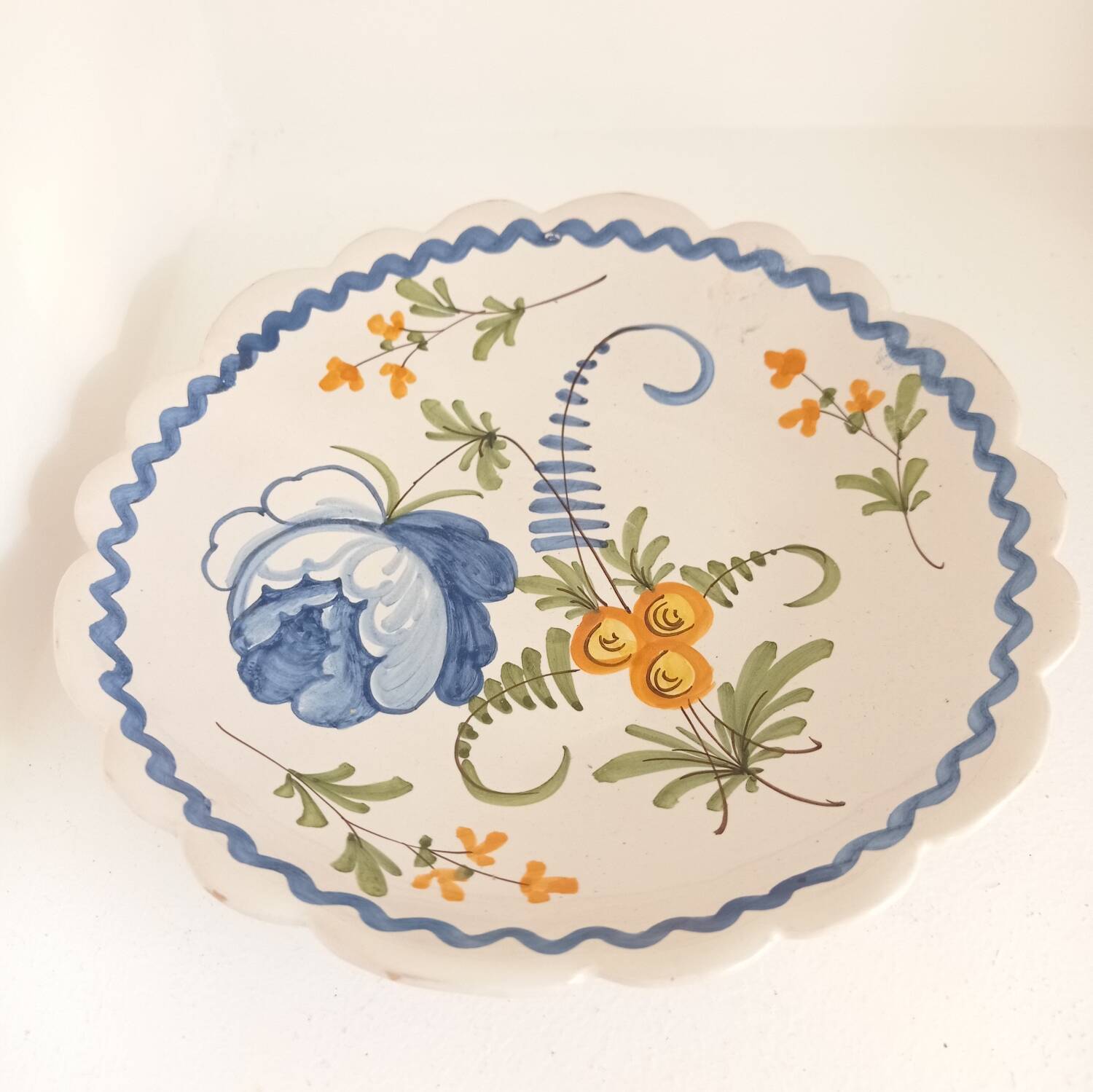 Scalloped decorative plate