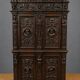 Cabinet d’apparat en bois richement sculpté dans le goût Renaissance