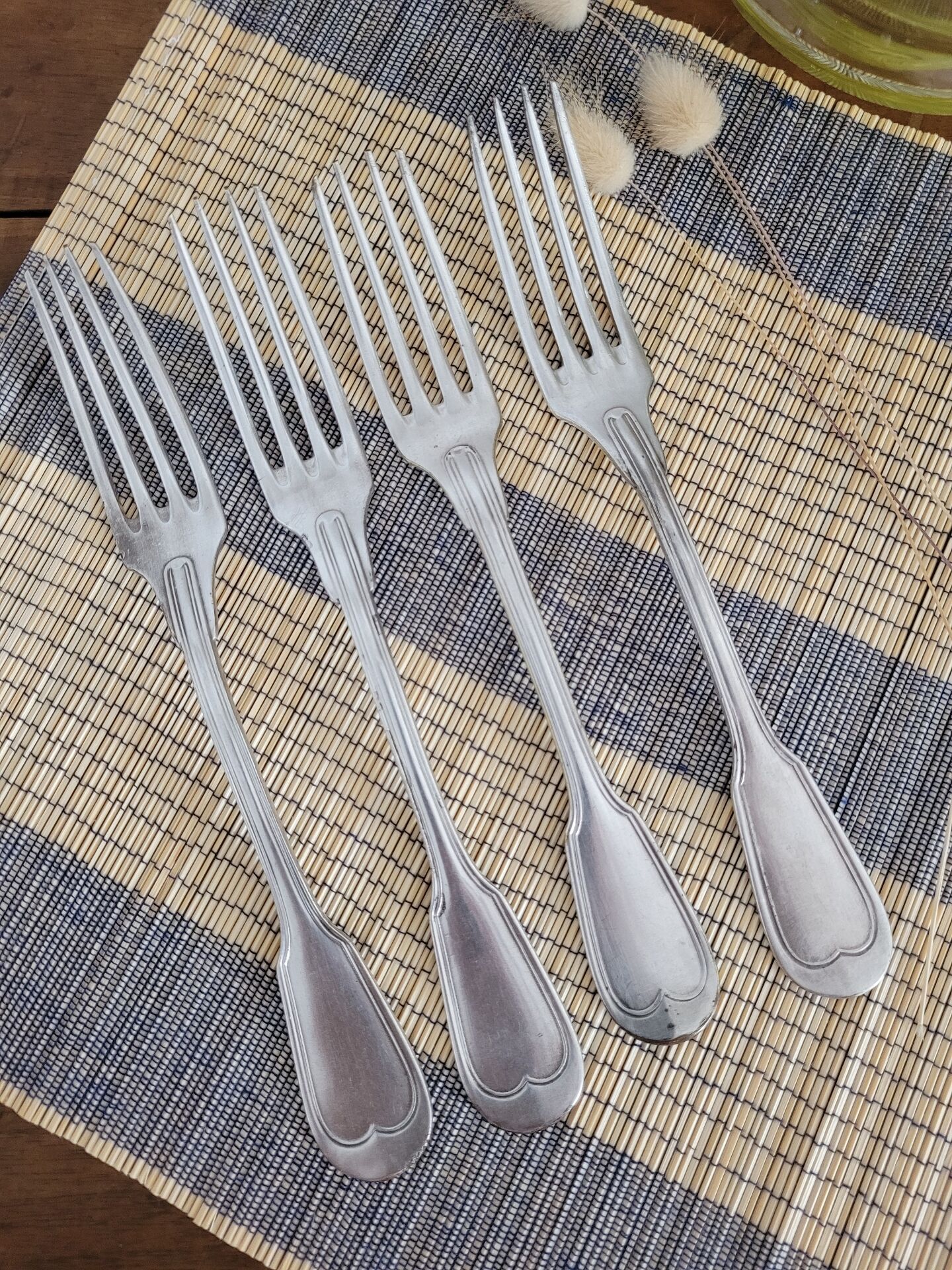 Set of 4 decorative forks with a rim