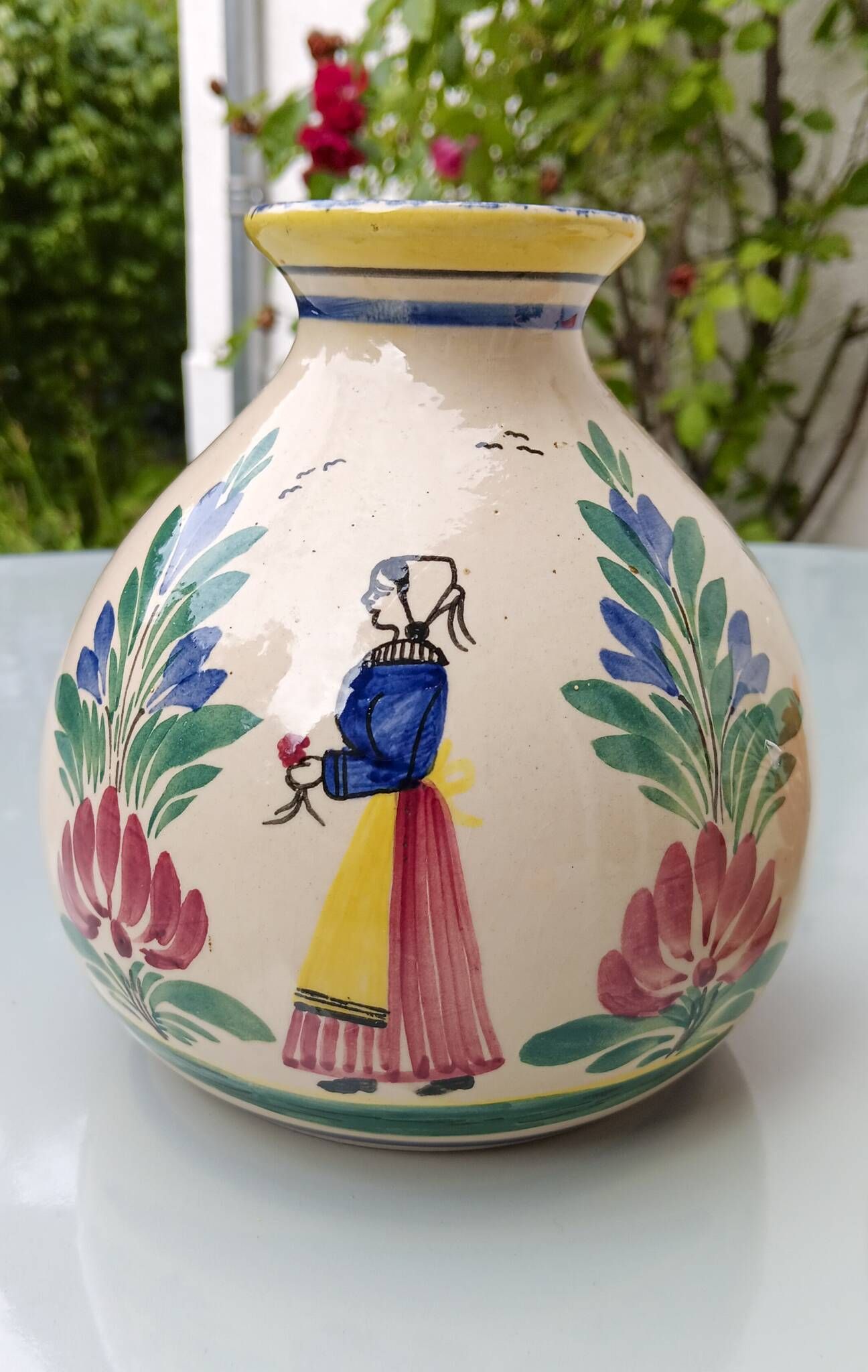 2 vases by Henriot Quimper, 1950 in very good condition.