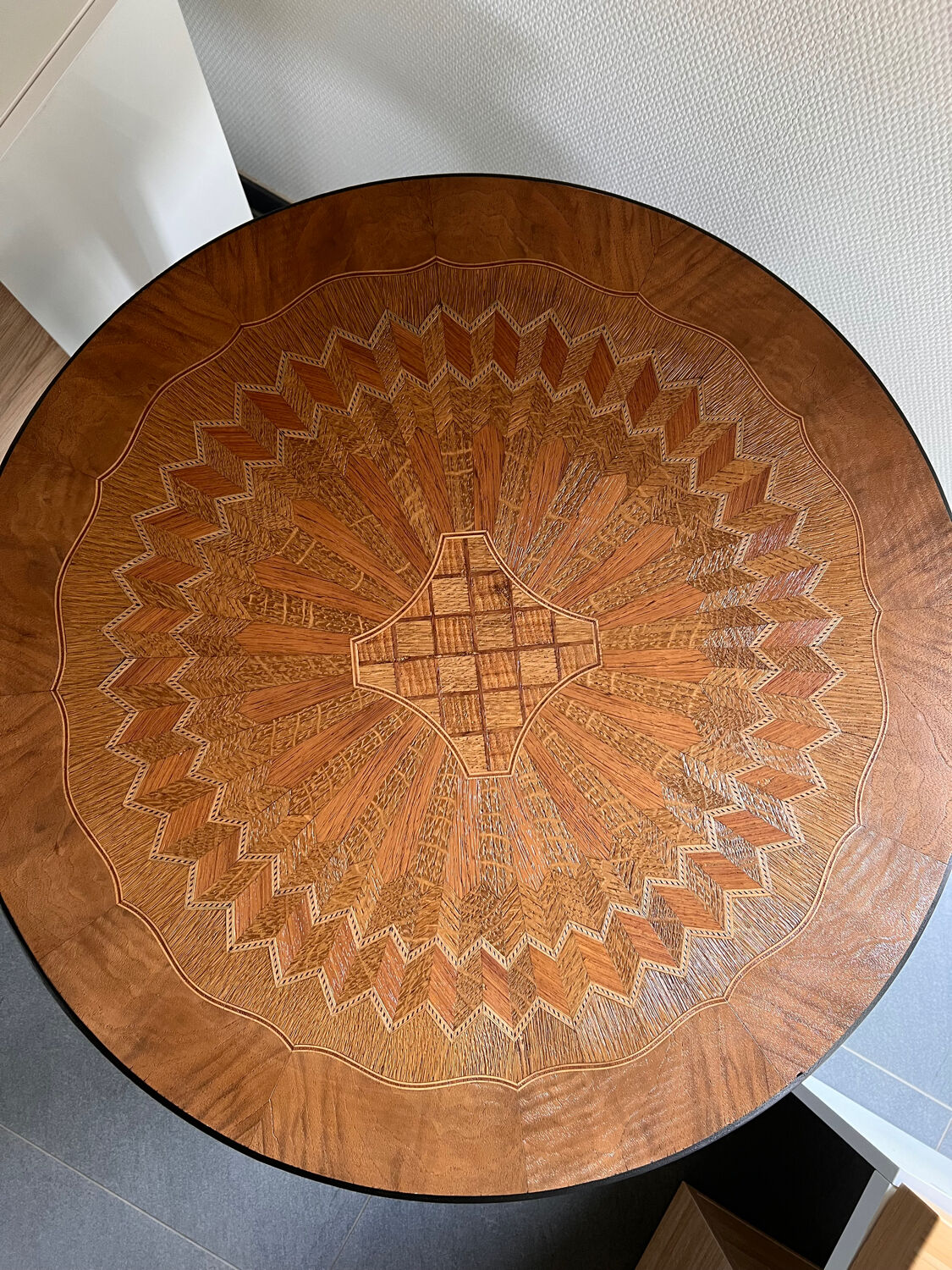 Table d’appoint marqueterie