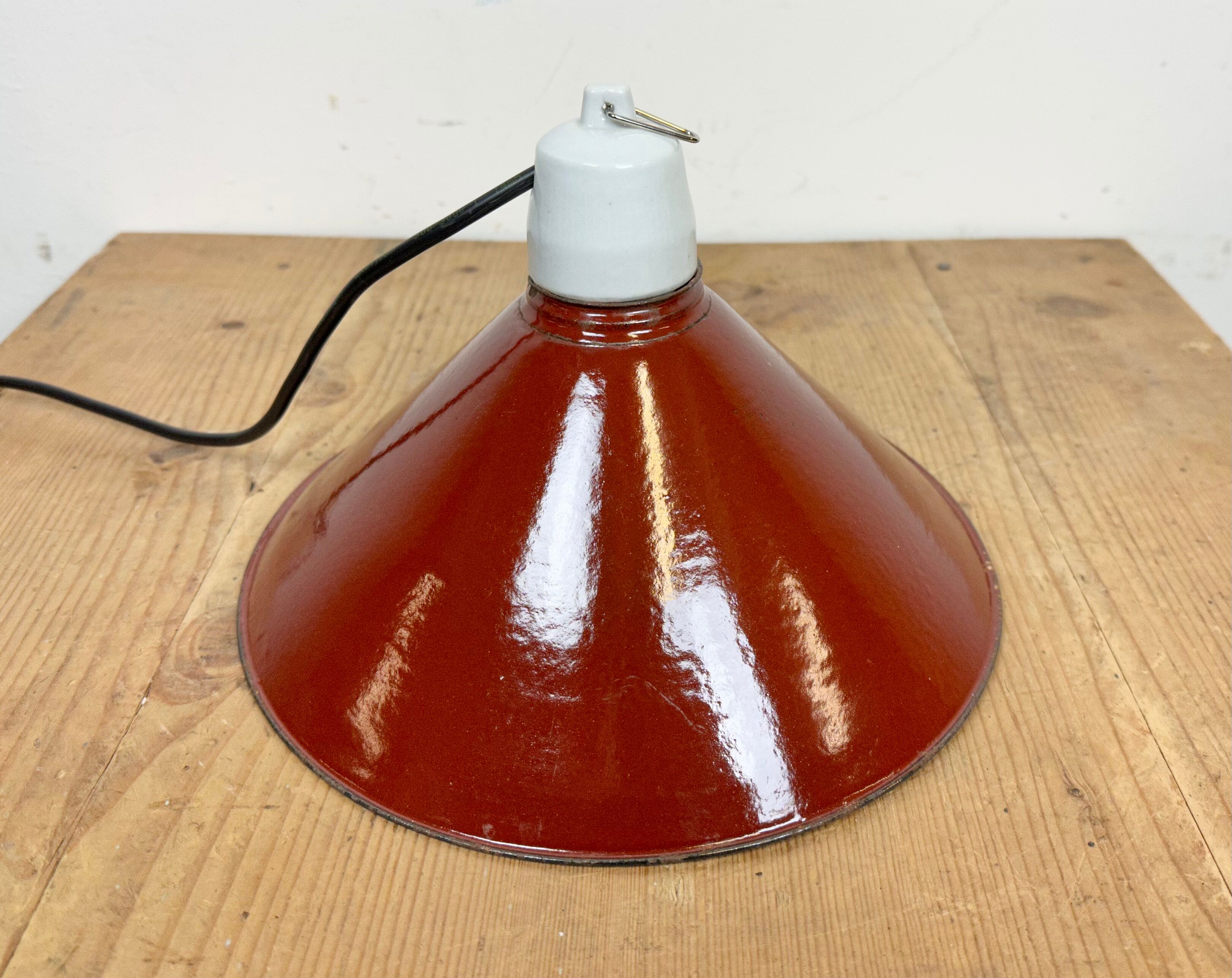 Suspension industrielle en émail rouge, années 1970