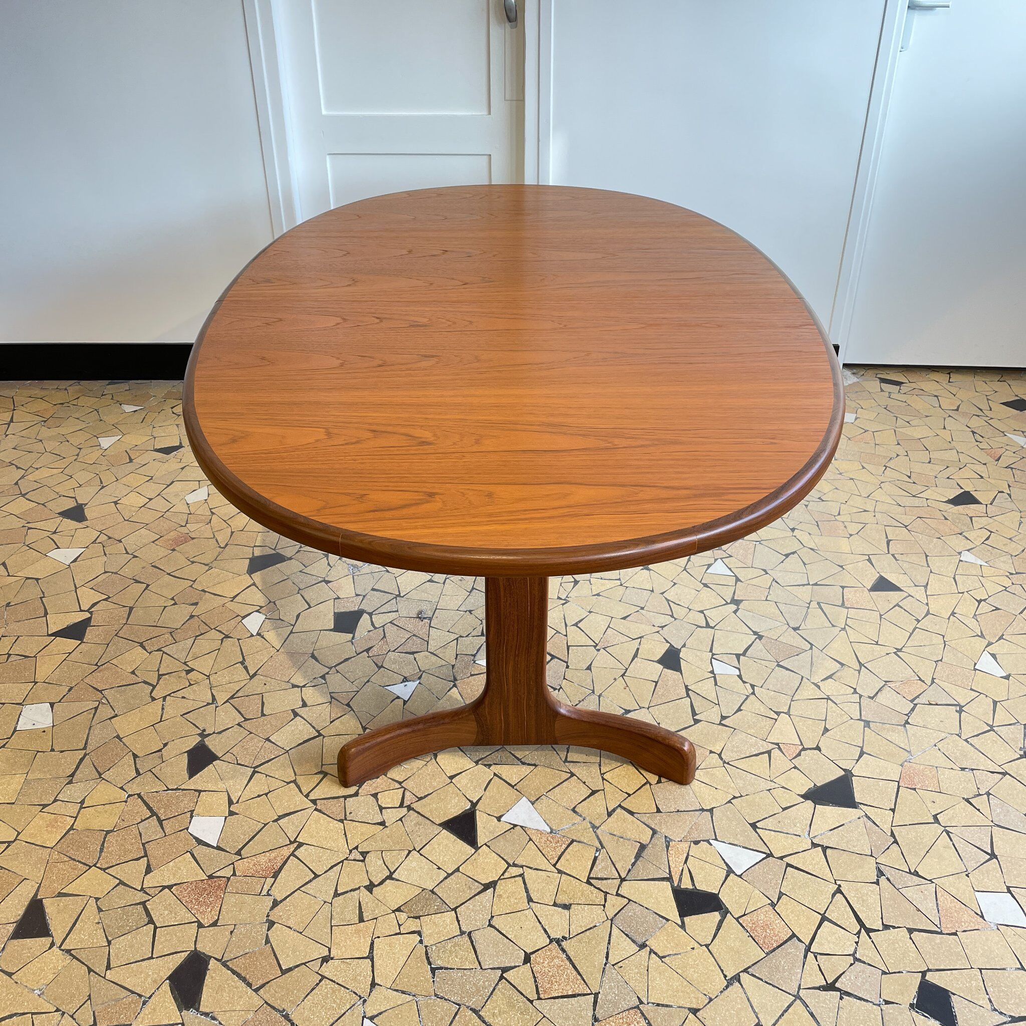 Oval table Gplan "fishtail"