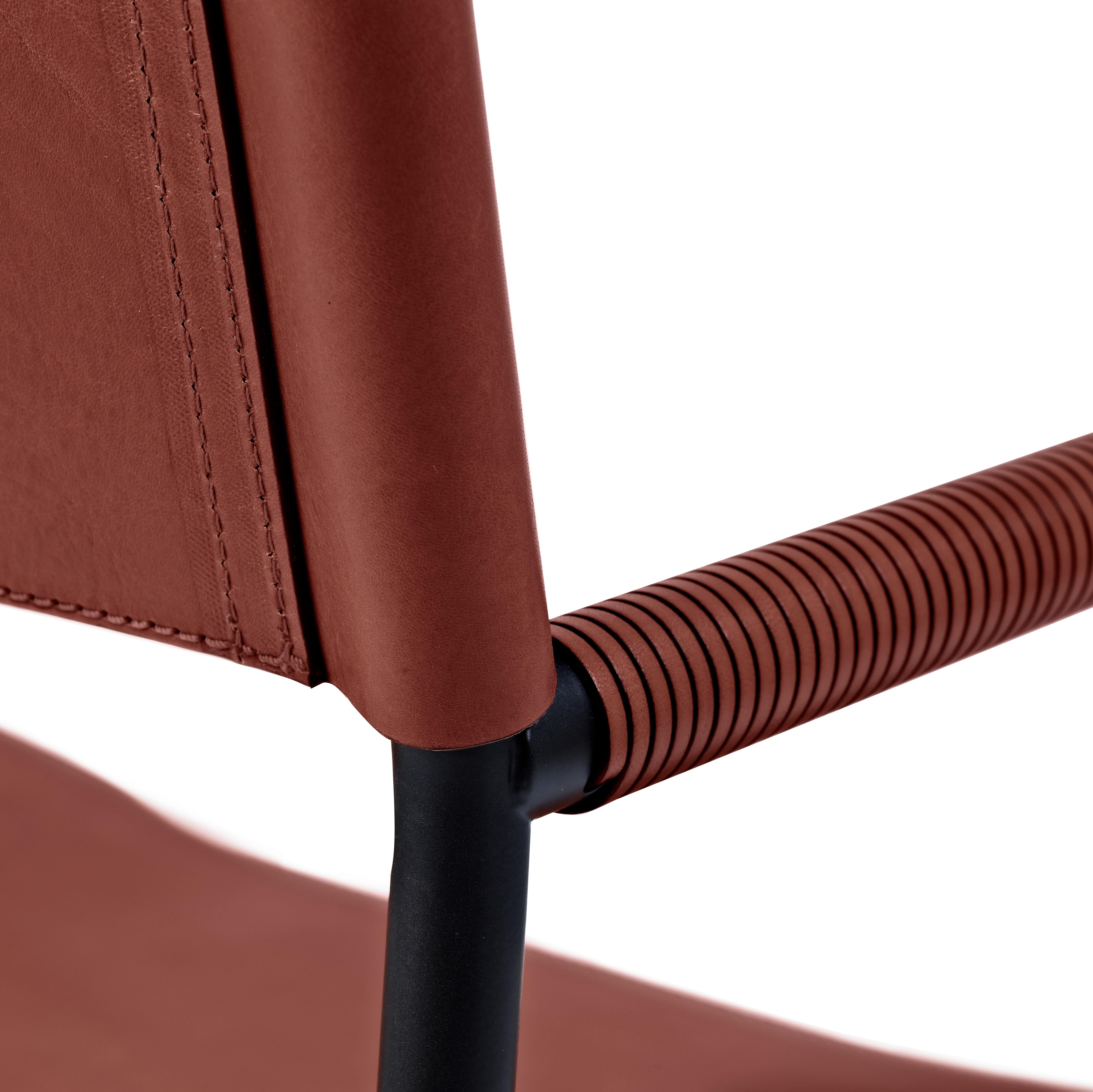 Jeu de 3 tabourets de bar contemporains avec dossier en cuir cognac et caoutchouc noir métal