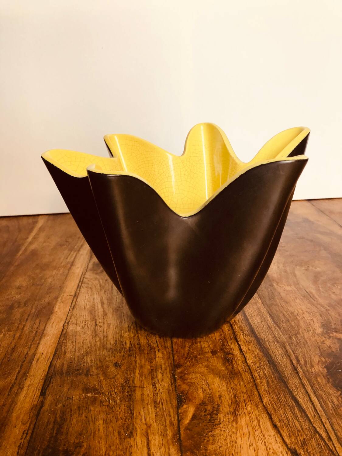 Handkerchief vase signed Elchinger. 1950s black and yellow.
