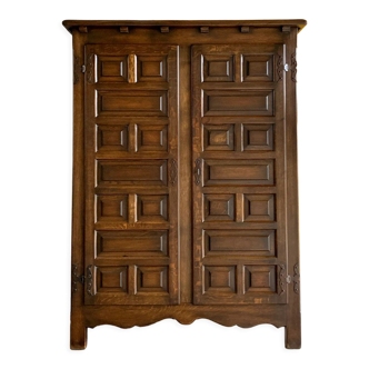 Armoire brutaliste espagnol en chêne massif années 1940