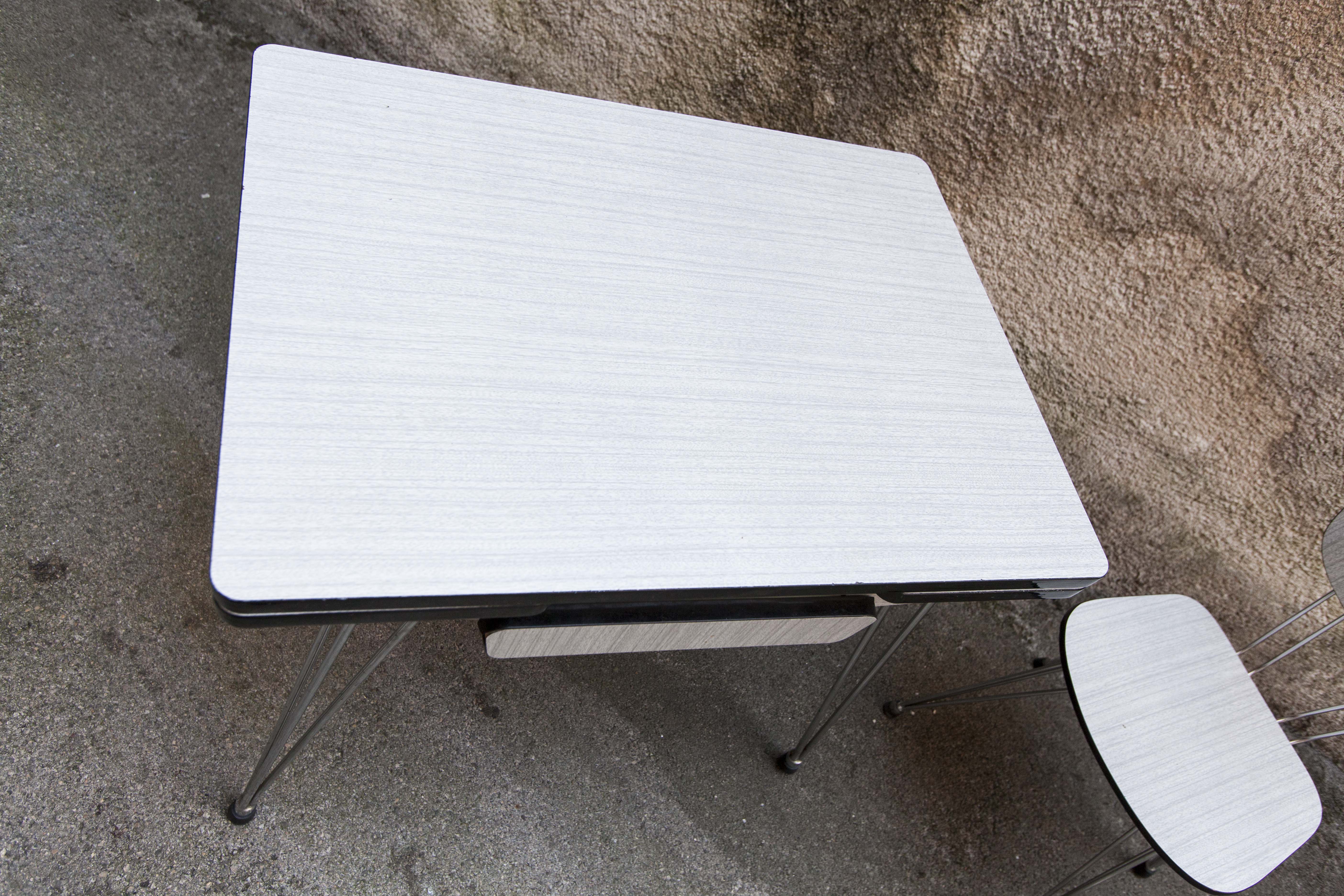 Set table formica and 2 chairs