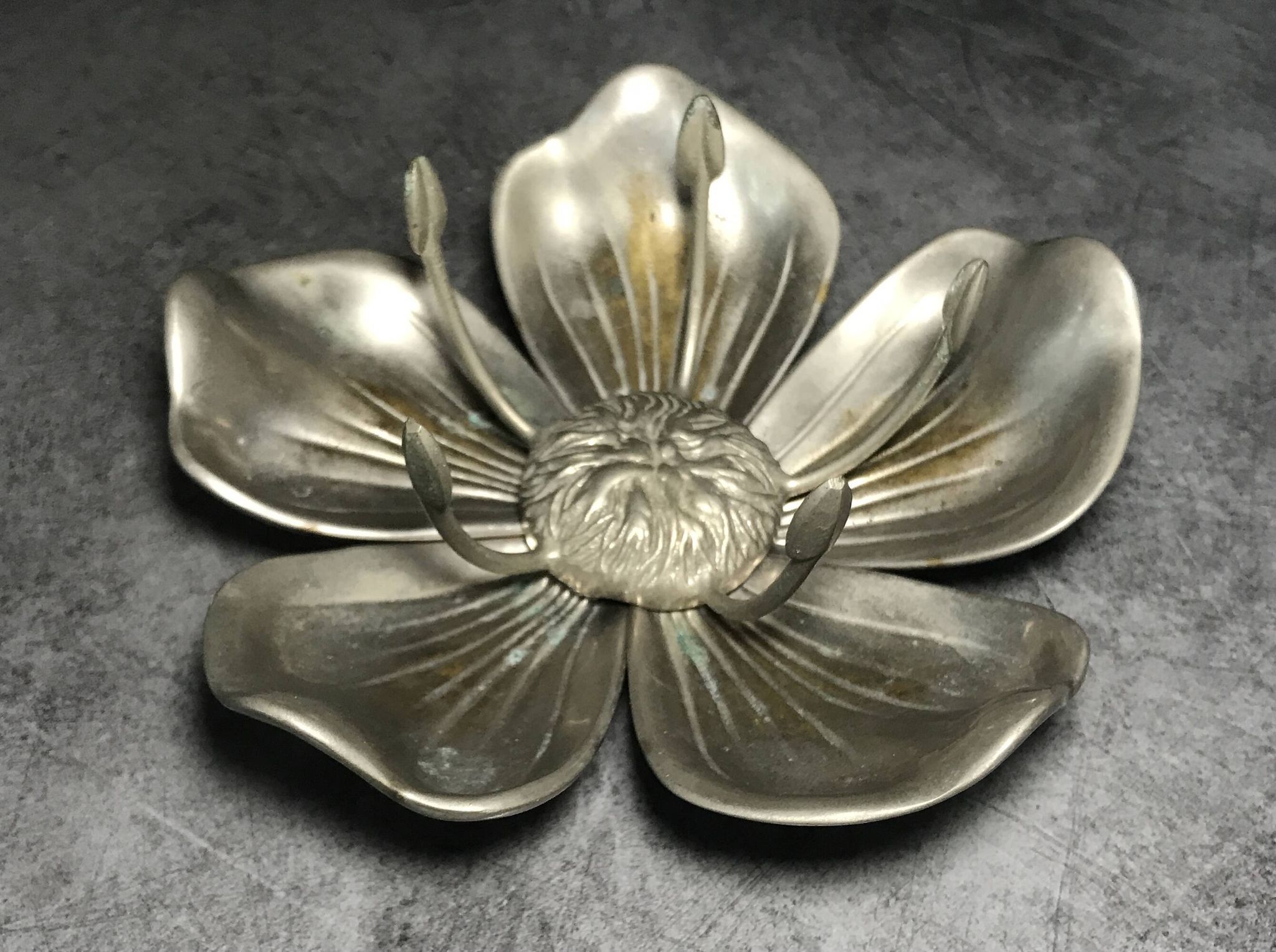 Vintage lotus flower ashtray with 5 removable petals in silver metal