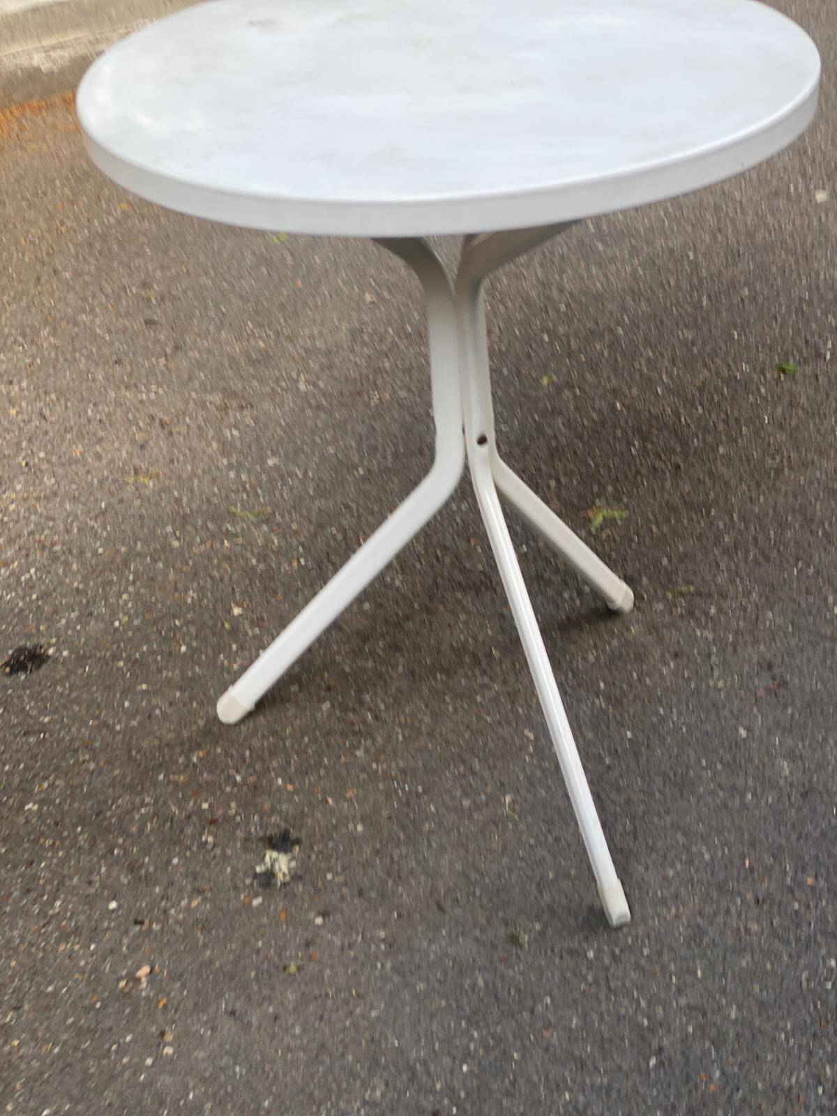 White round tripod bistro table in steel 60cm