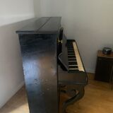 Piano droit noir