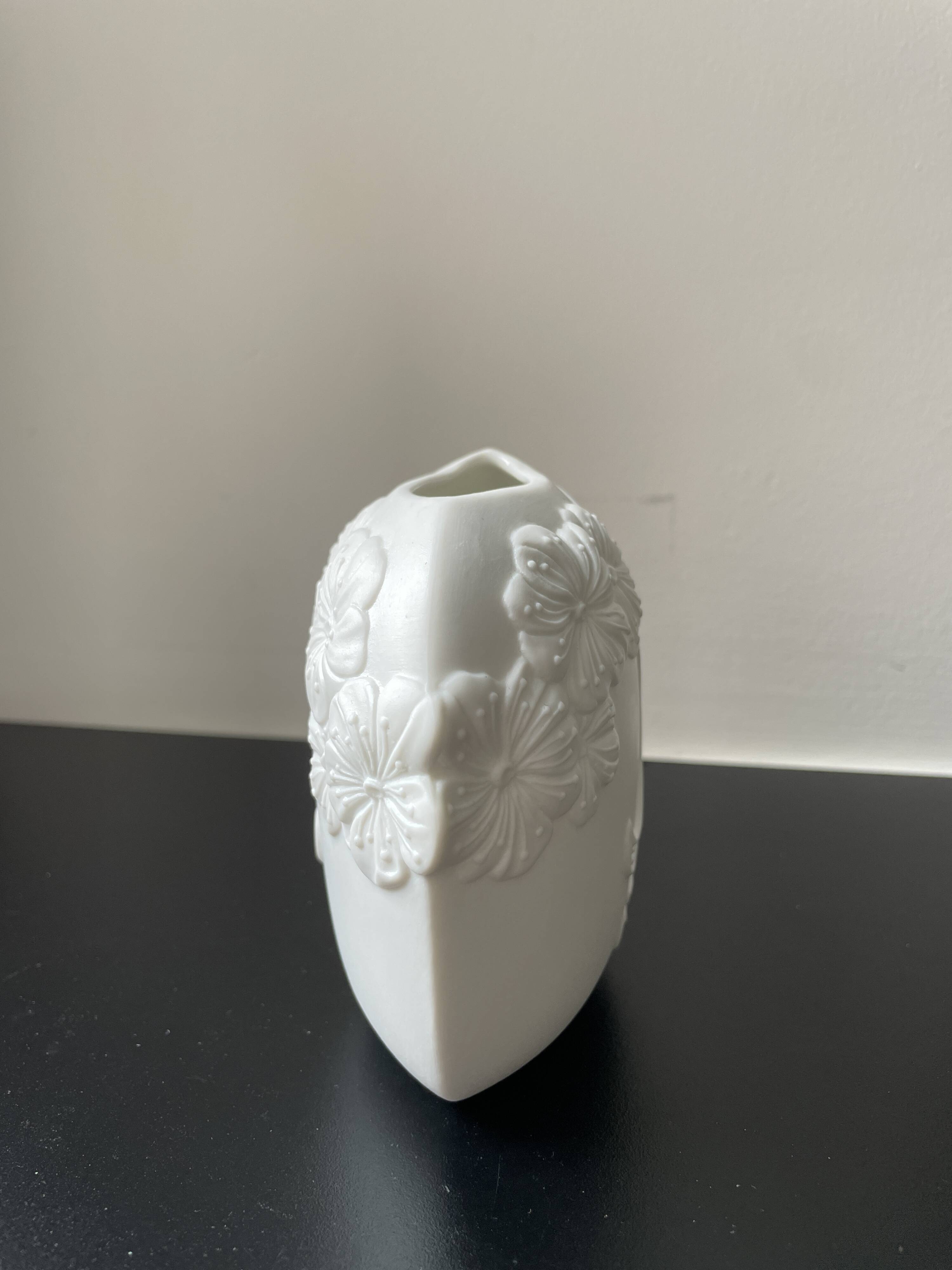 Small Kaiser White Porcelain Vase