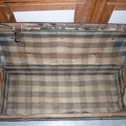 Ancienne malle de voyage en bois bombée