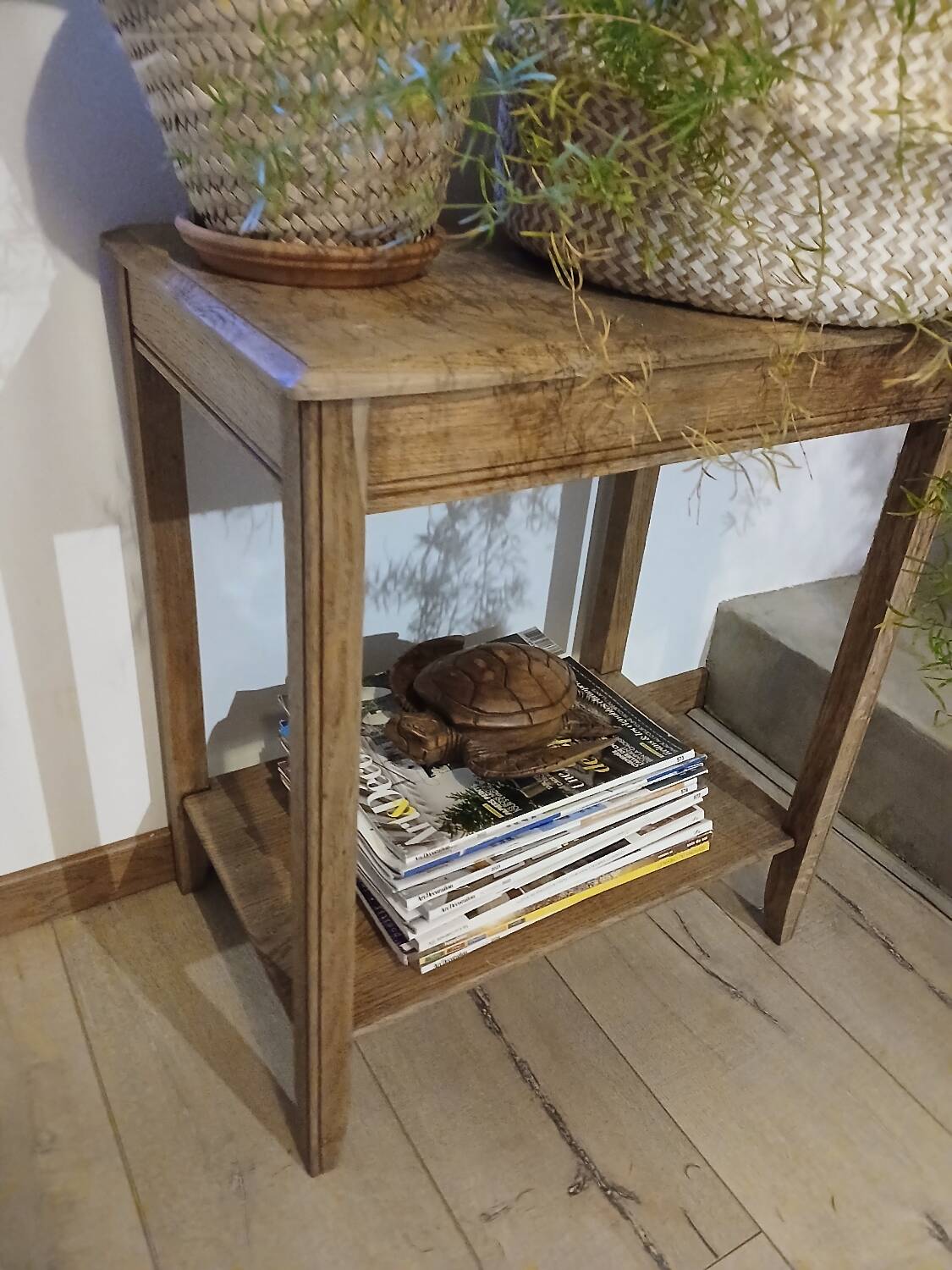 Small piece of furniture/old pedestal table