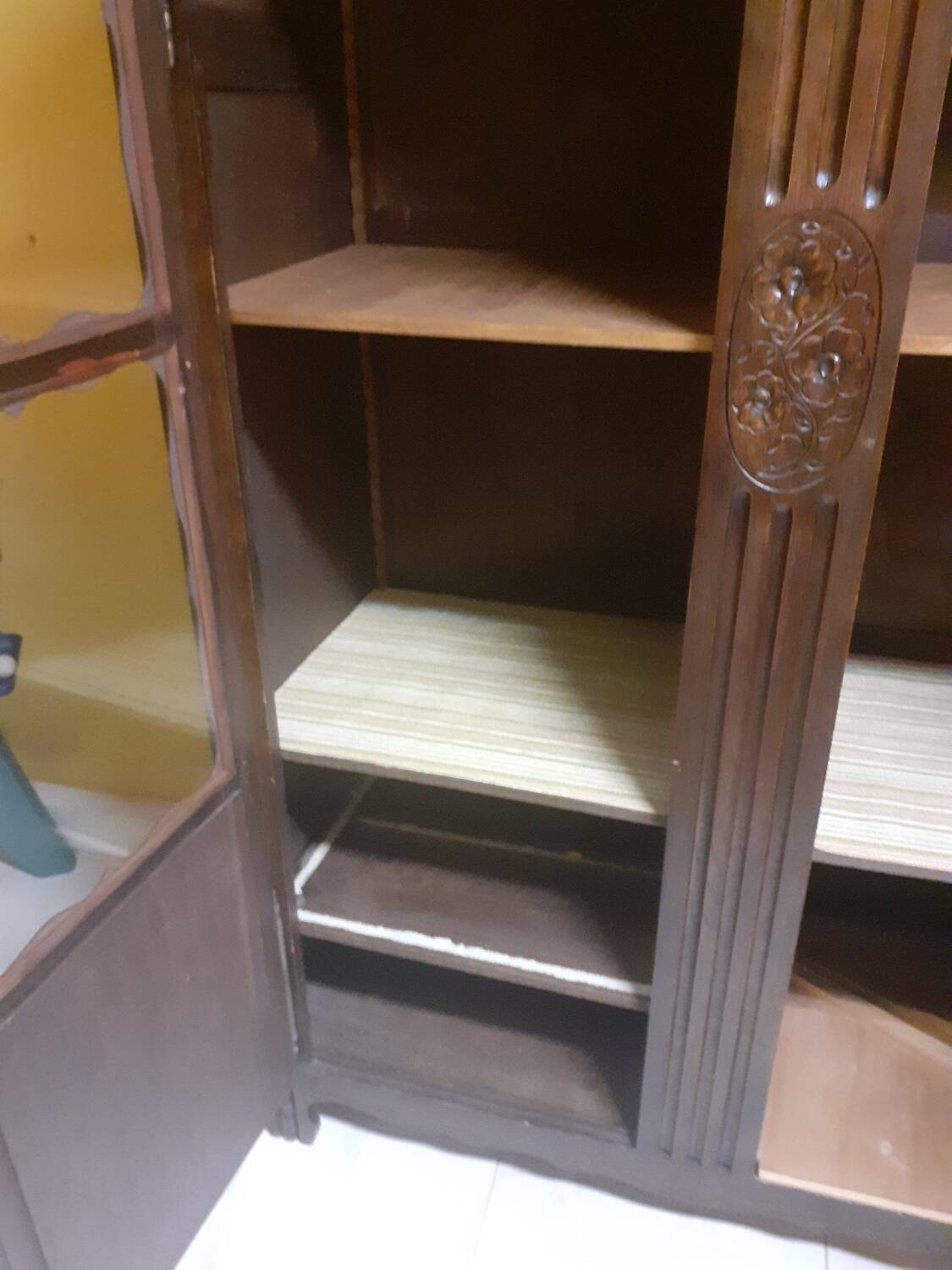 Glass cabinet/display cabinet/bookshelf