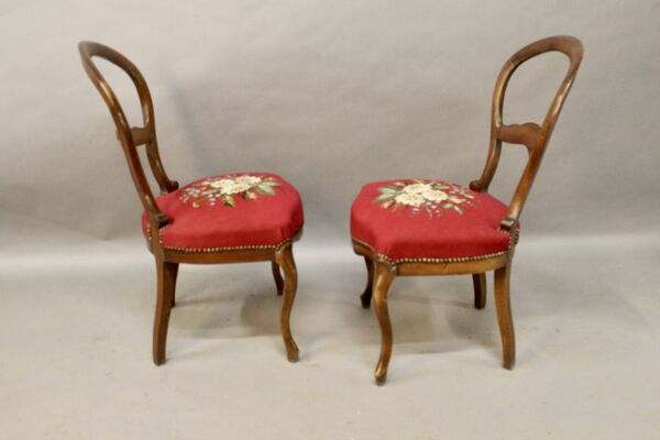 Paire de chaises Louis Philippe en noyer, tapisserie au petit point
