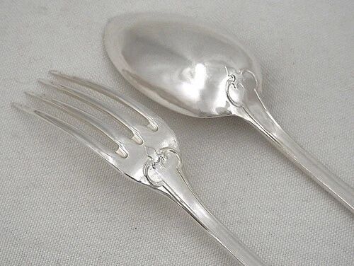 Ercuis Neo-Gothic style, 38-piece cutlery set in silver-plated metal, excellent condition.