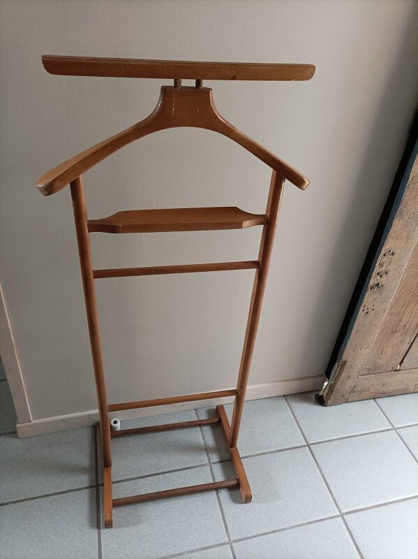 Wearing patinated varnished easel