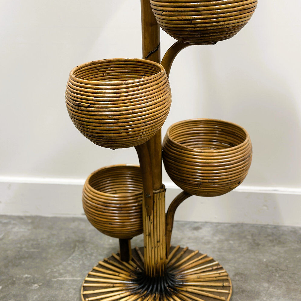 Support à plantes italien en bambou à plusieurs niveaux des années 1960, avec cinq coupes sculpturales.