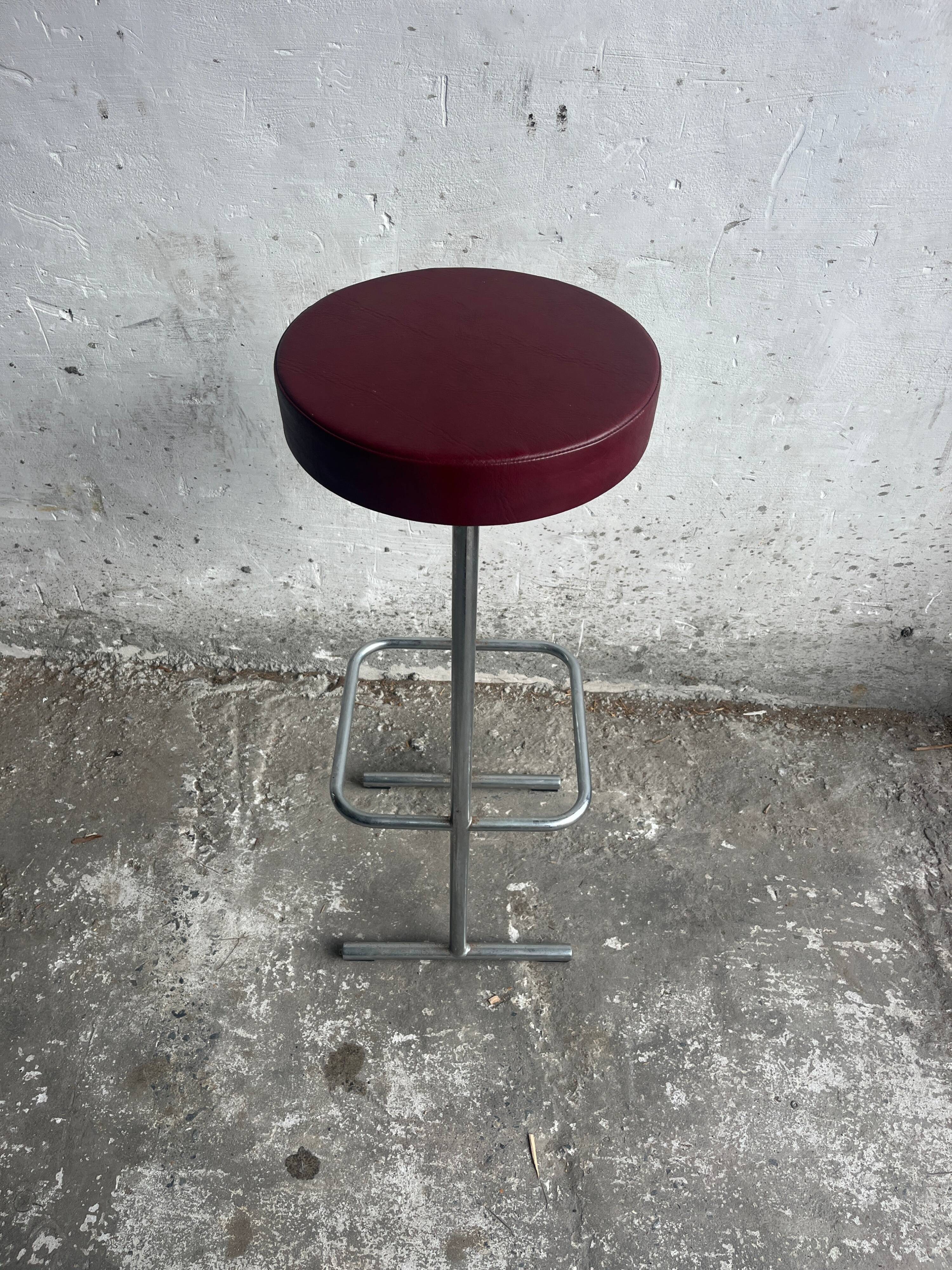 Ensemble de 4 tabourets de bar industriels – sièges bordeaux (années 1980)