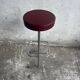 Ensemble de 4 tabourets de bar industriels – sièges bordeaux (années 1980)