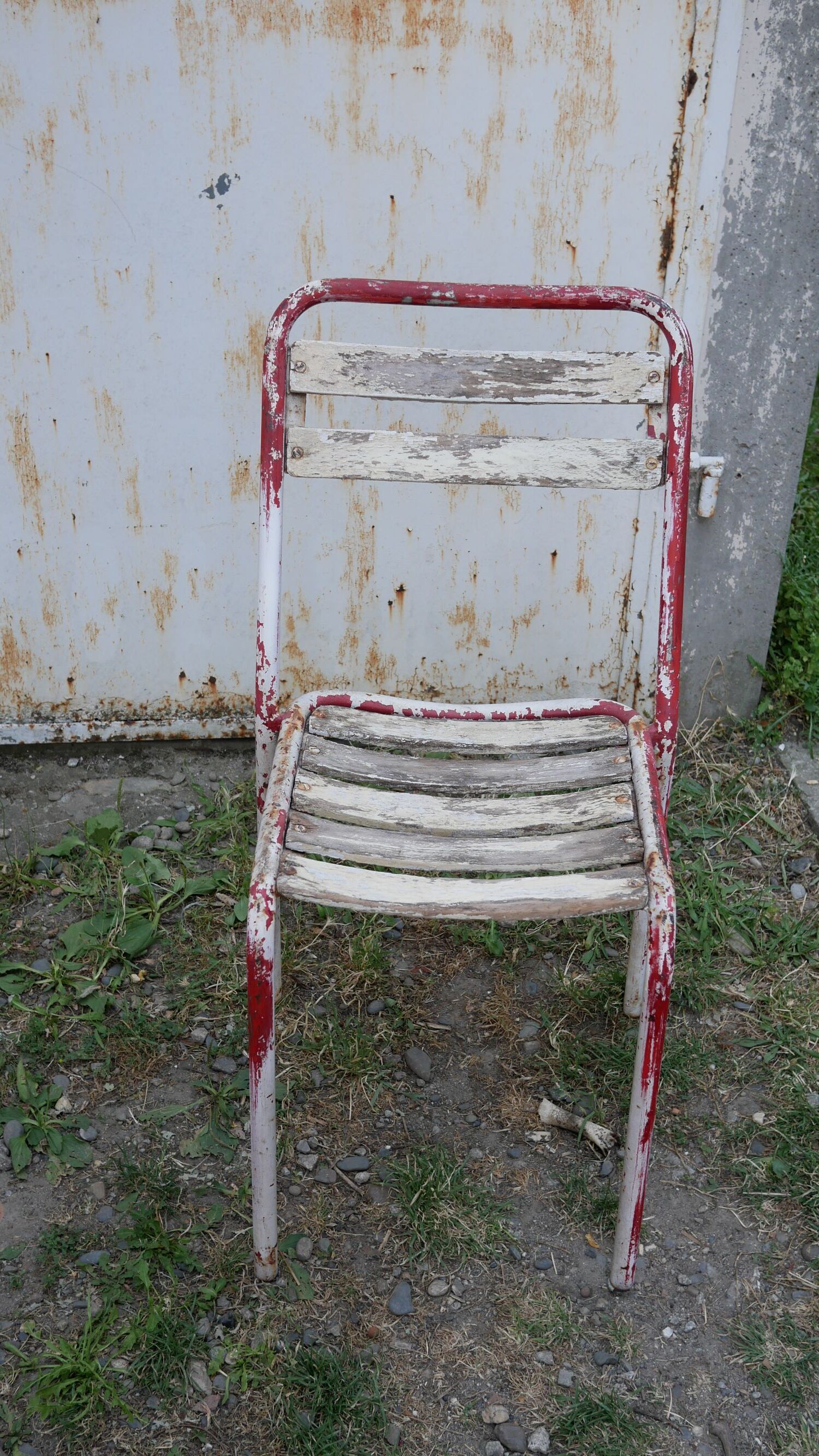Chaises Tolix t2 par Xavier Pauchard