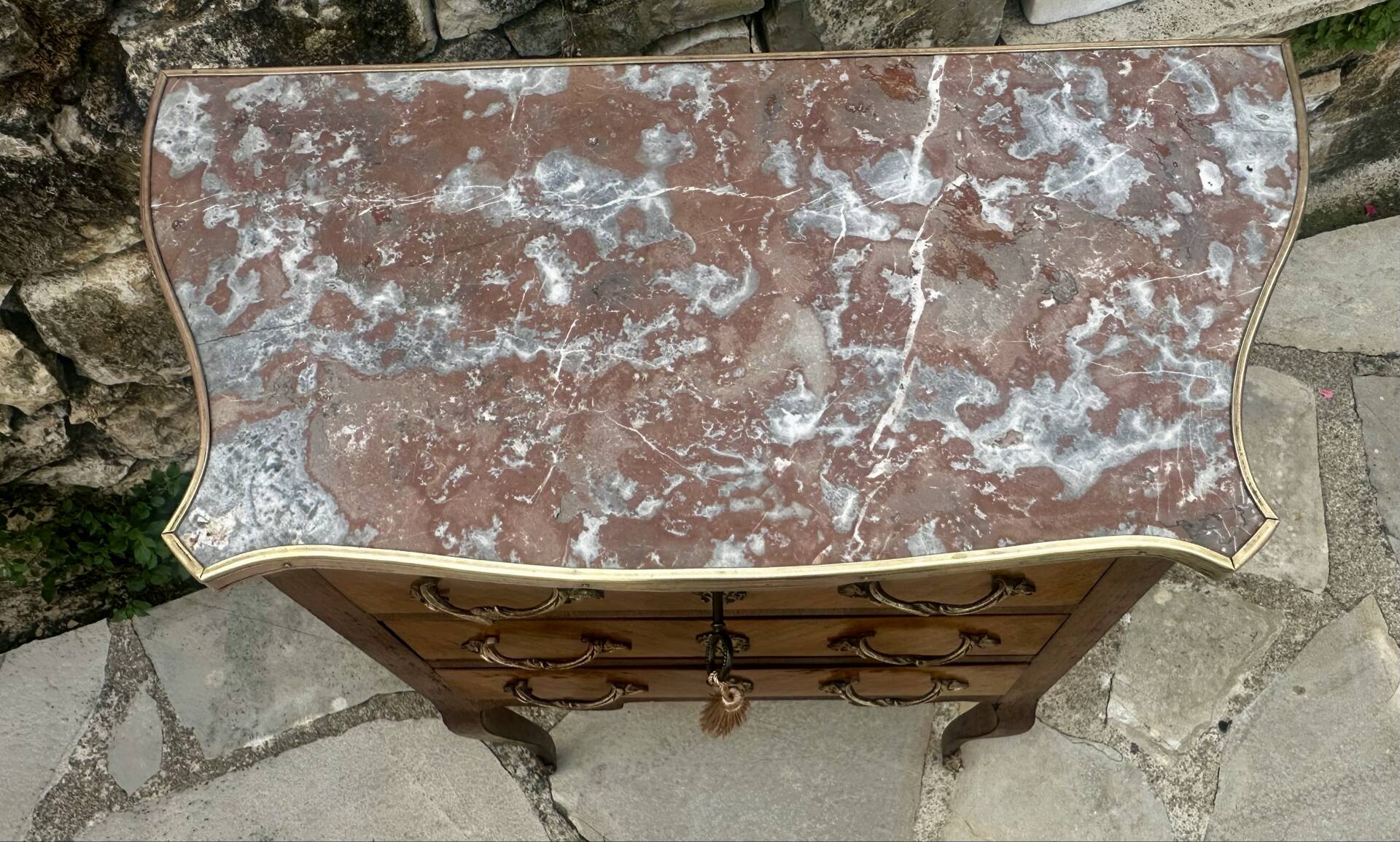 Charming small chest of drawers in precious wood marquetry.