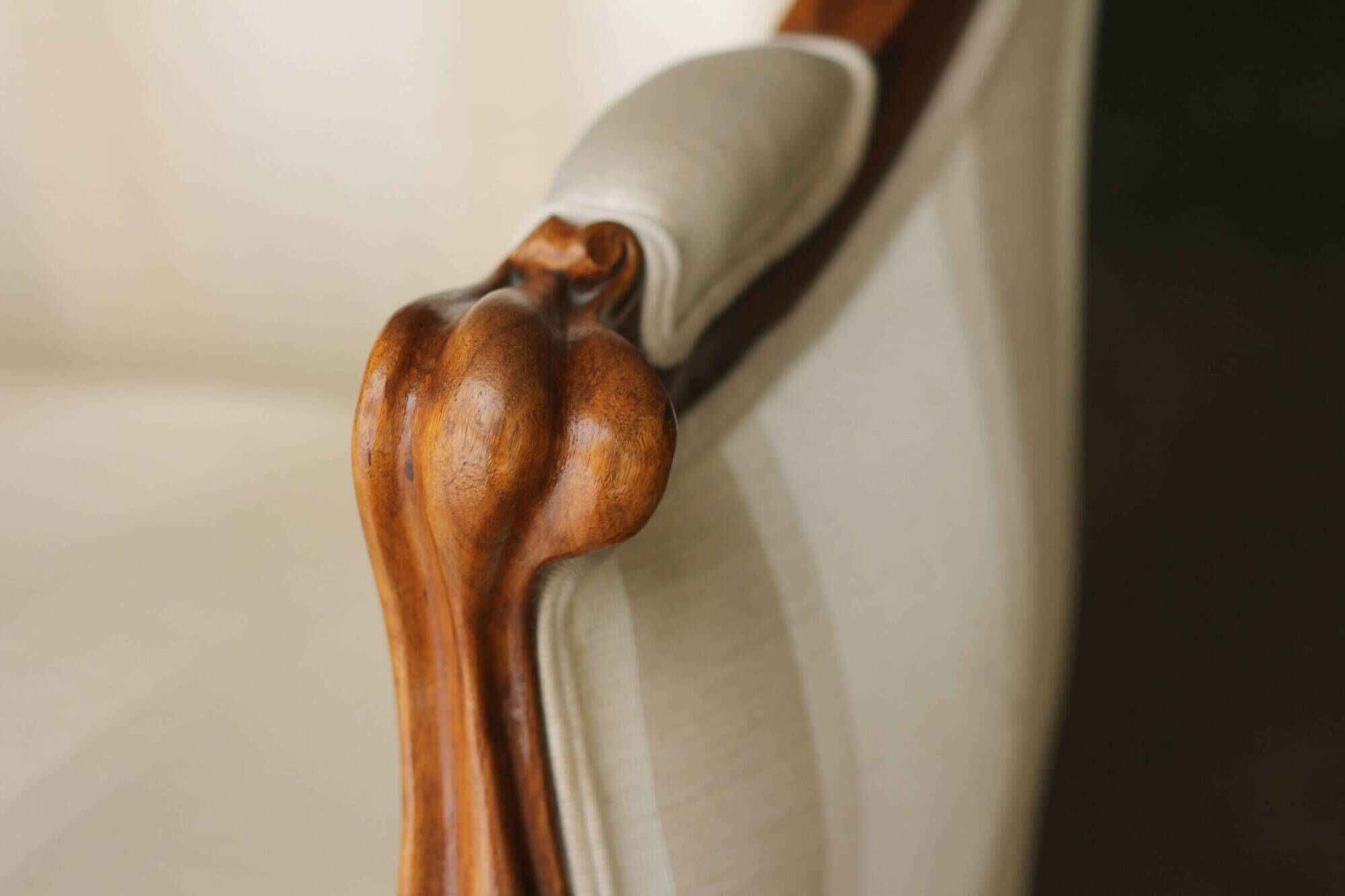 Home / Impressive Victorian mahogany armchair (19th century).