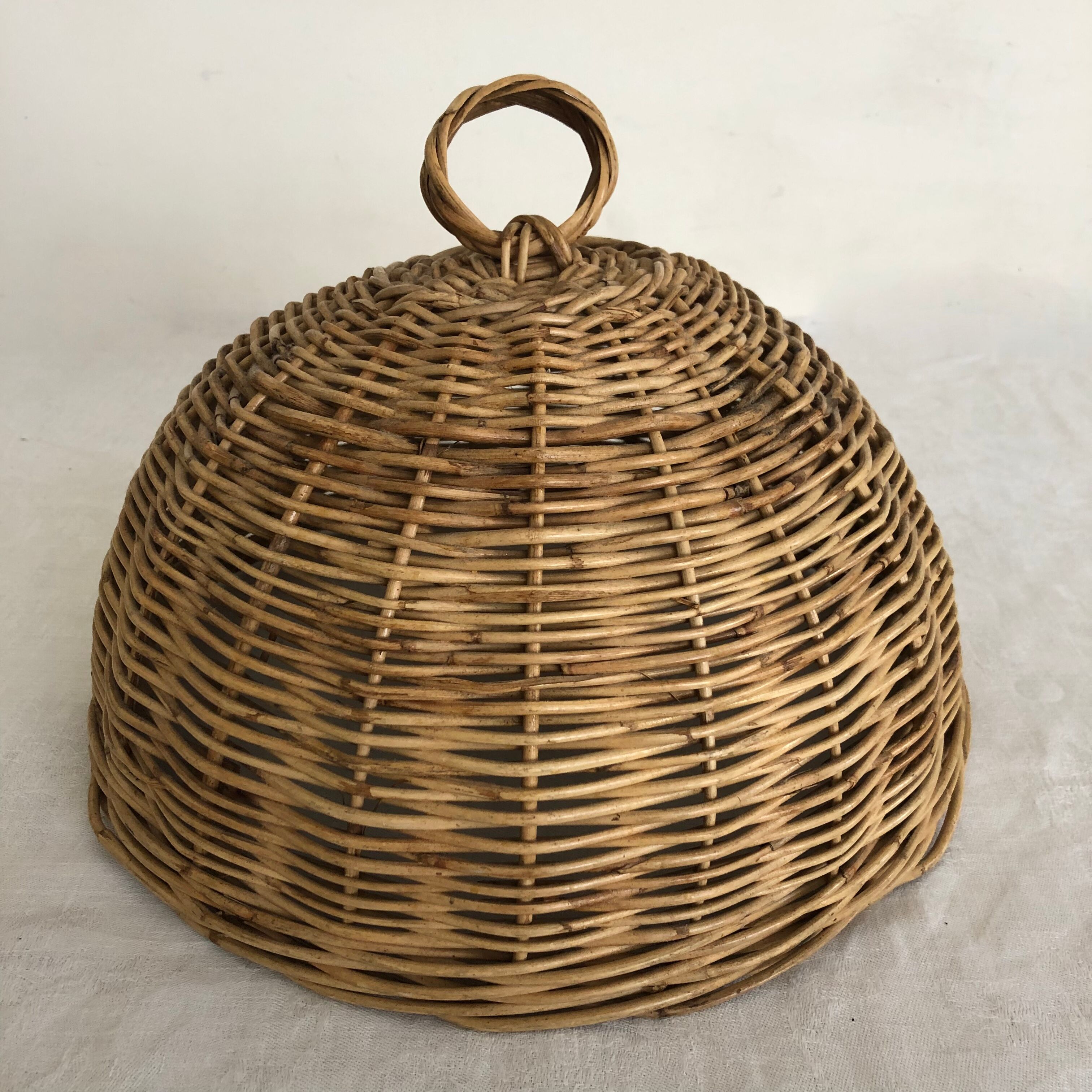 Cloche en osier tressé, campagne chic, cuisine