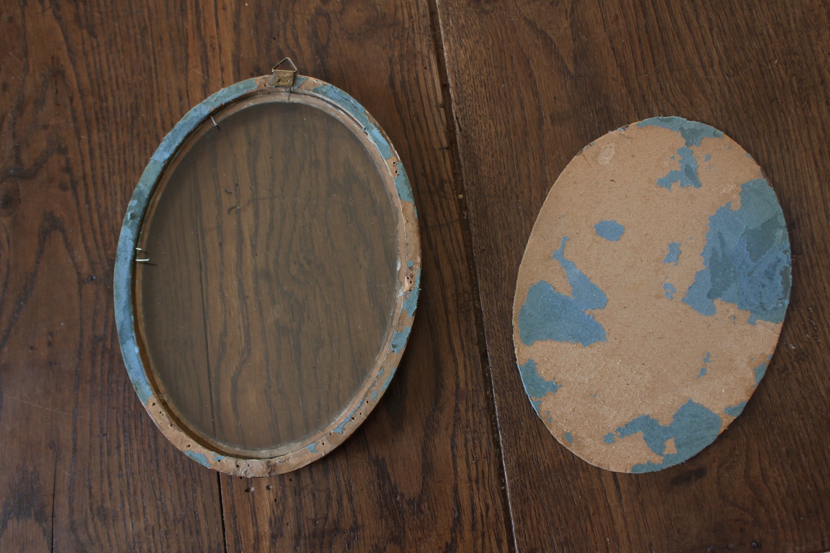 Oval box medallion gilding glass deco accumlulation