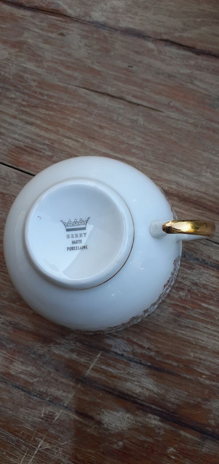 Set of 4 cups and sugar bowl Haute porcelaine de Berry