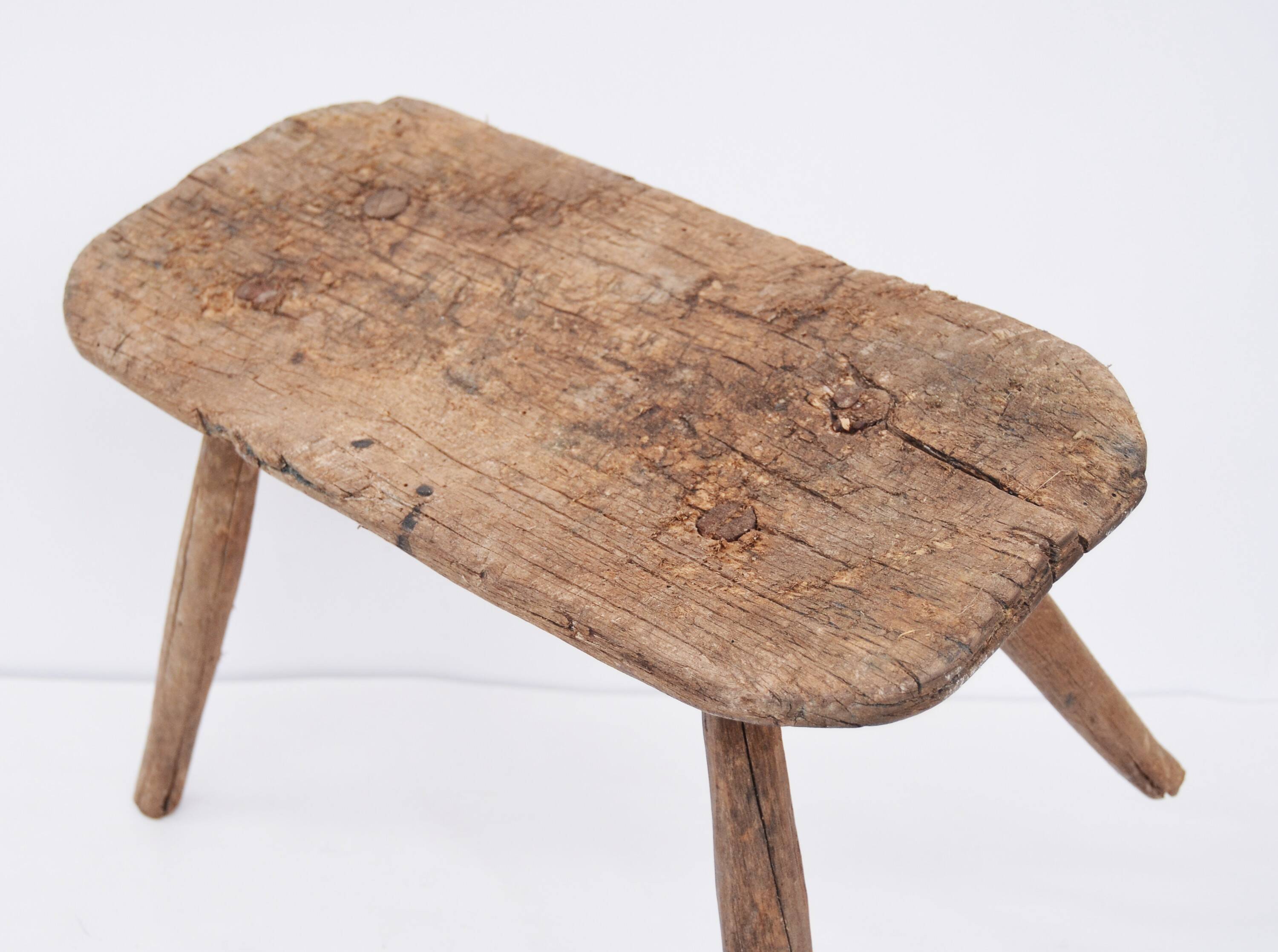 Tabouret de traite rural ancien en hêtre massif