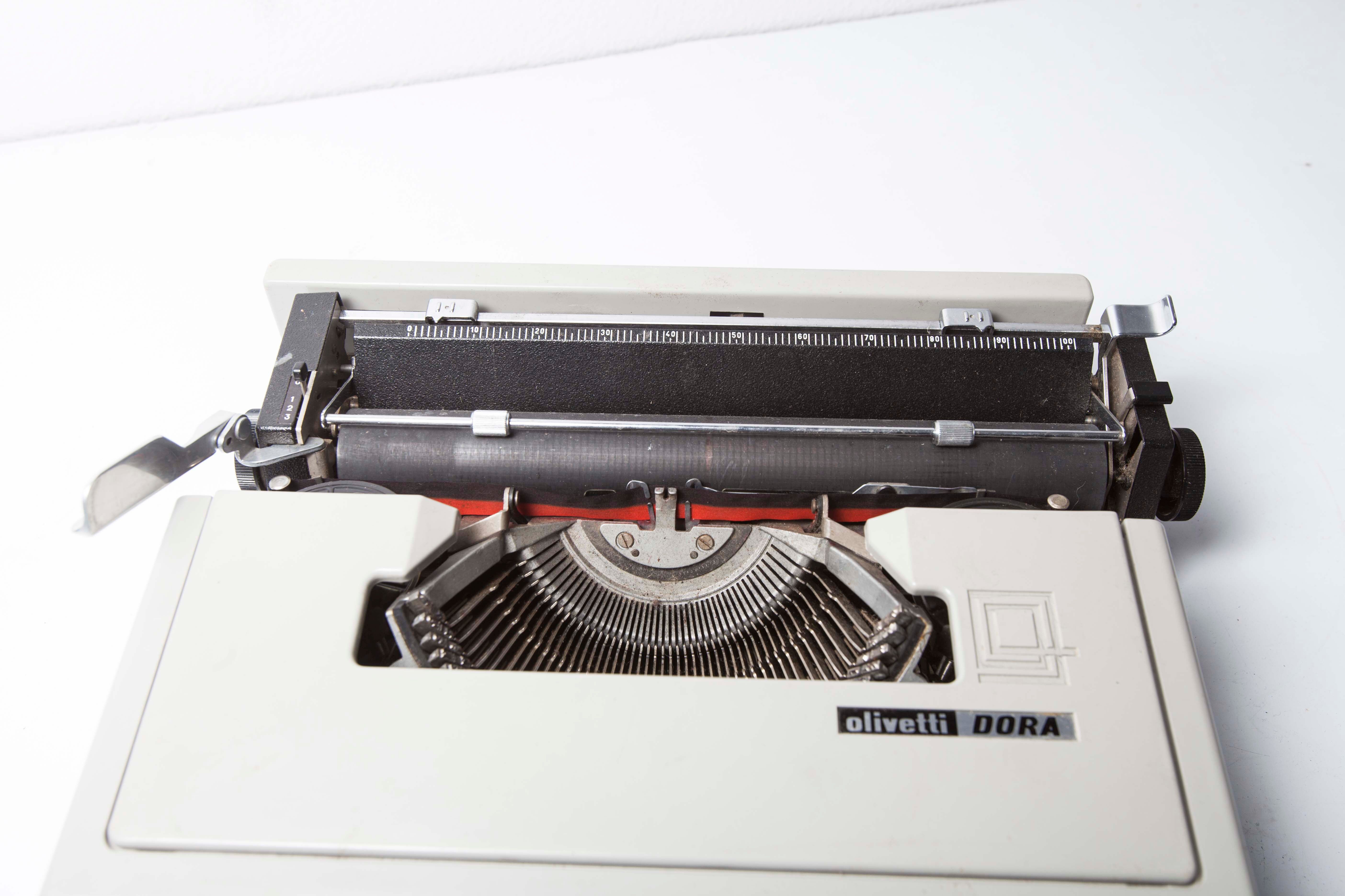 Dora typewriter by Olivetti 70