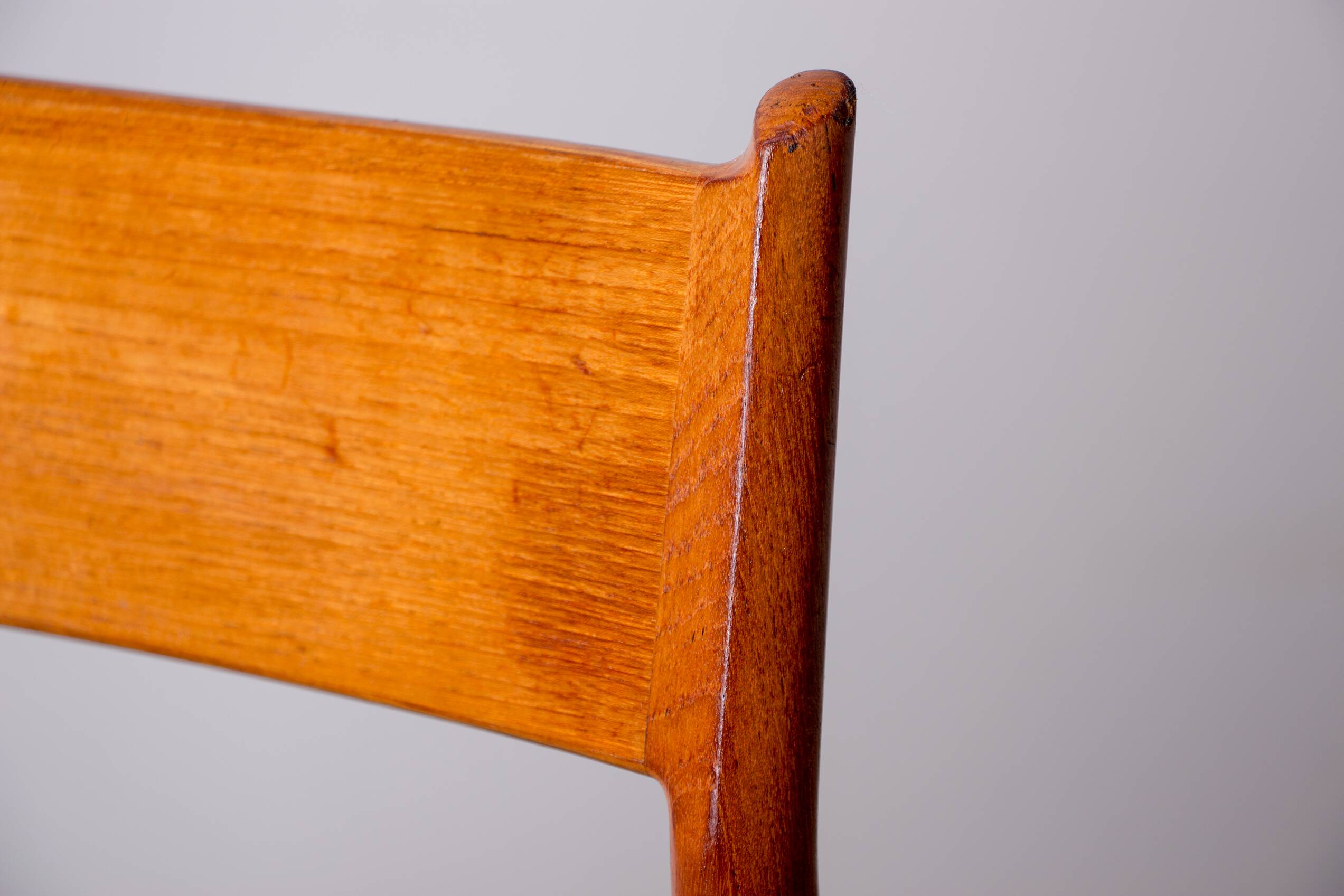 6 Danish chairs in teak and new skai, model 418 by Arne Vodder 1960.