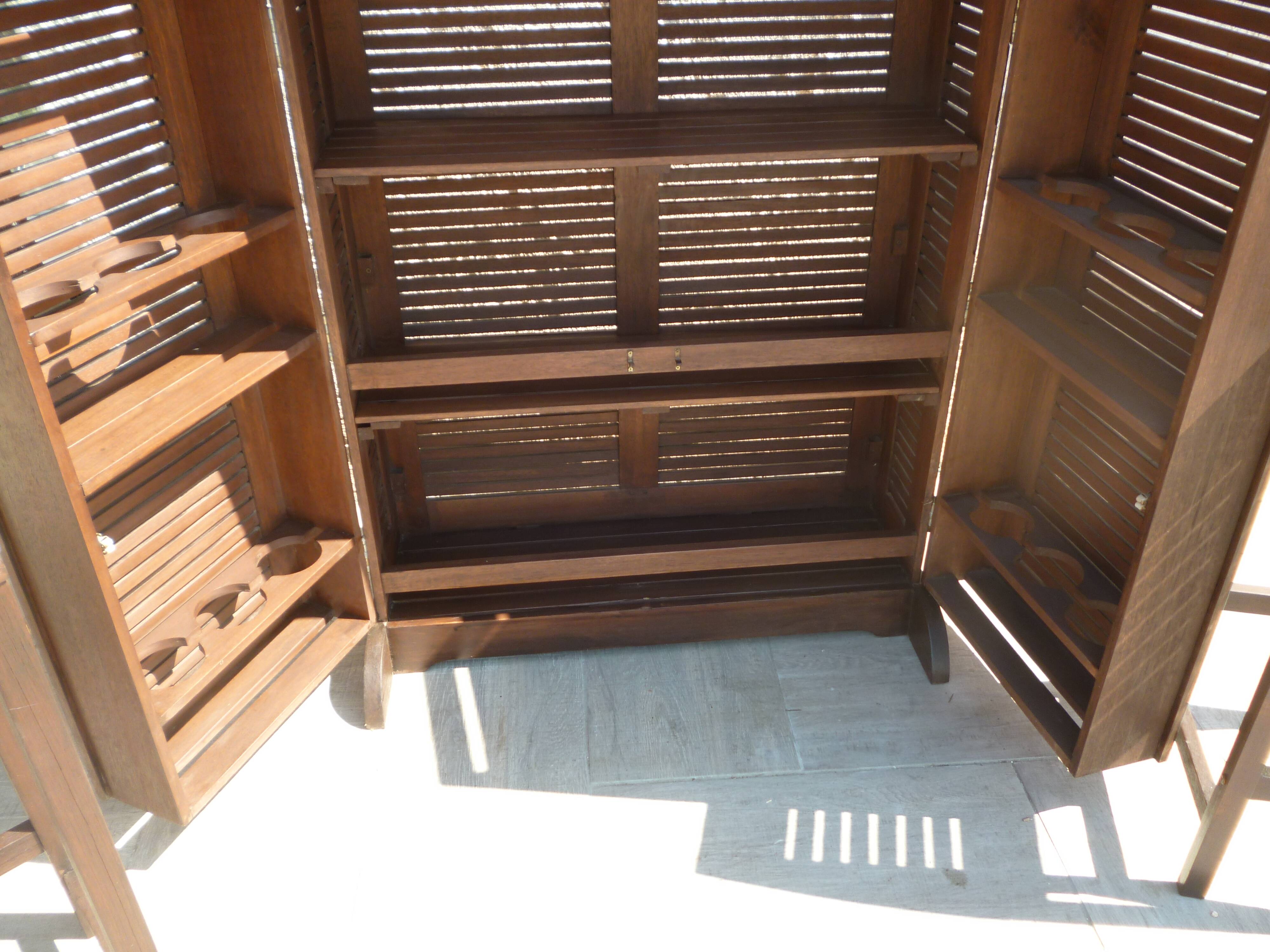 Foldable teak bar and two bar stools