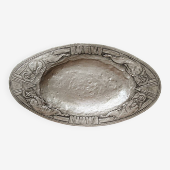 Plat en étain repoussé, art déco