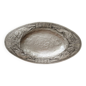 Plat en étain repoussé, art déco