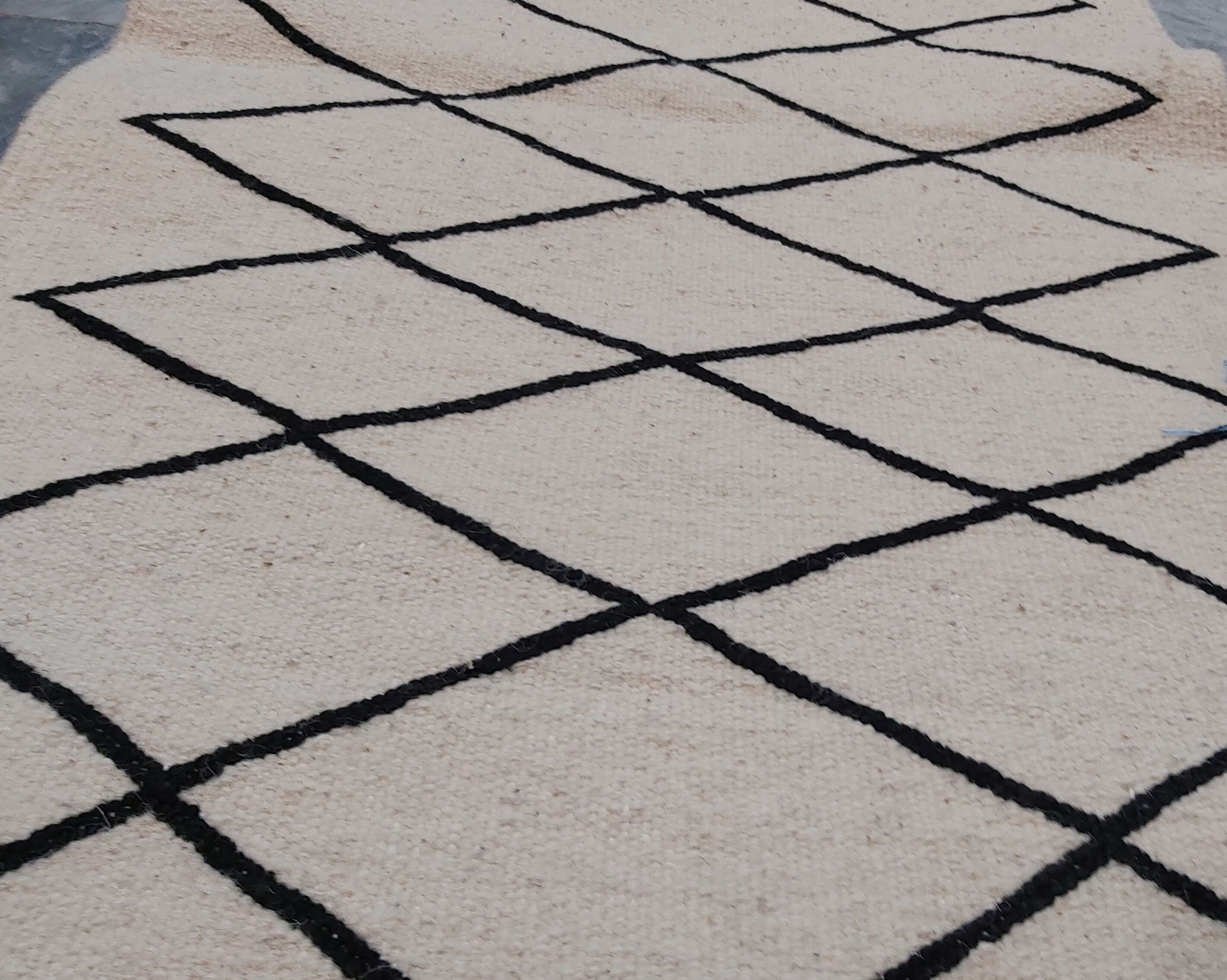 Traditional Berber beige and black carpet - 142x70cm