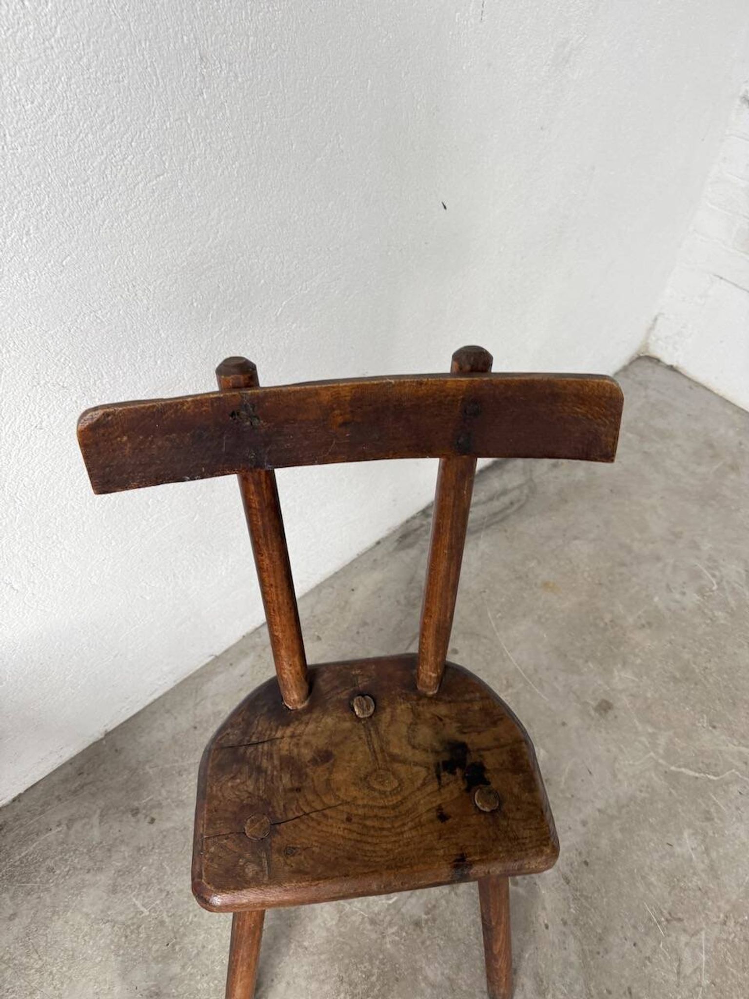 Paire de chaises tripodes savoyardes art populaire chêne