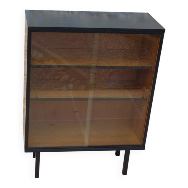 Meuble de rangement, vitrine avec ses portes vitrées coulissantes, pied mét