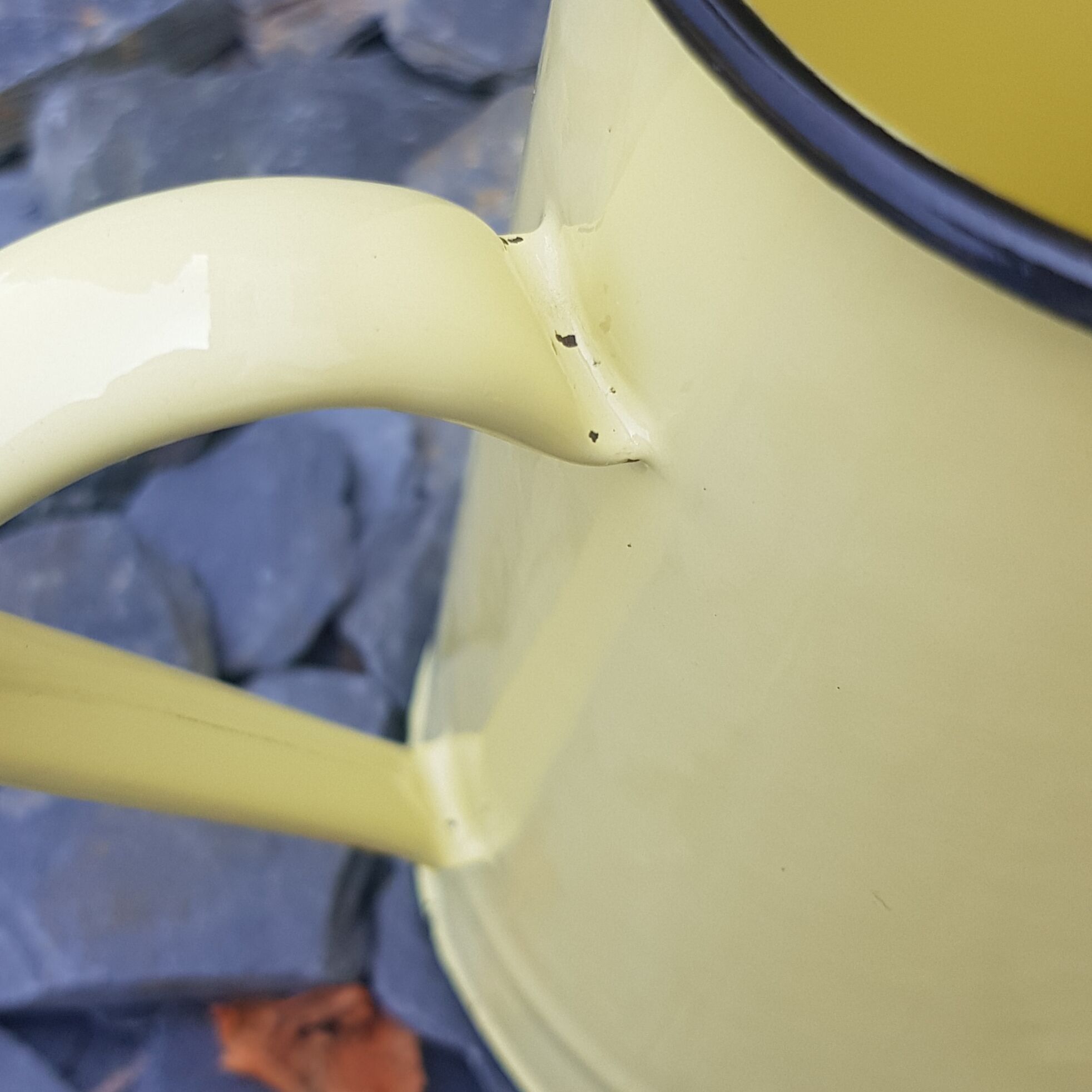 Cafetière en tôle émaillée jaune