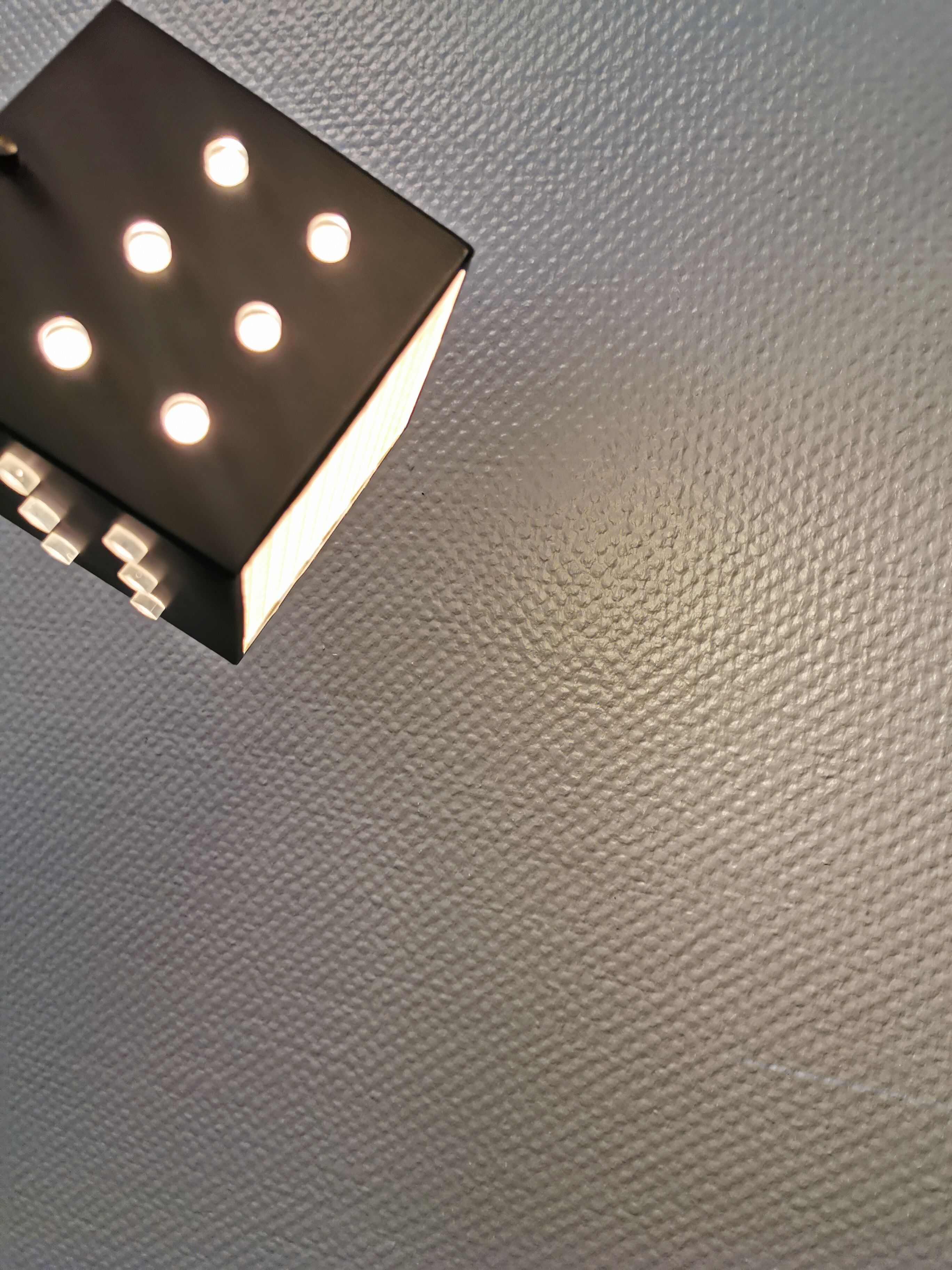 Lampe suspendue carrée de l’ère spatiale en métal laqué blanc et noir.