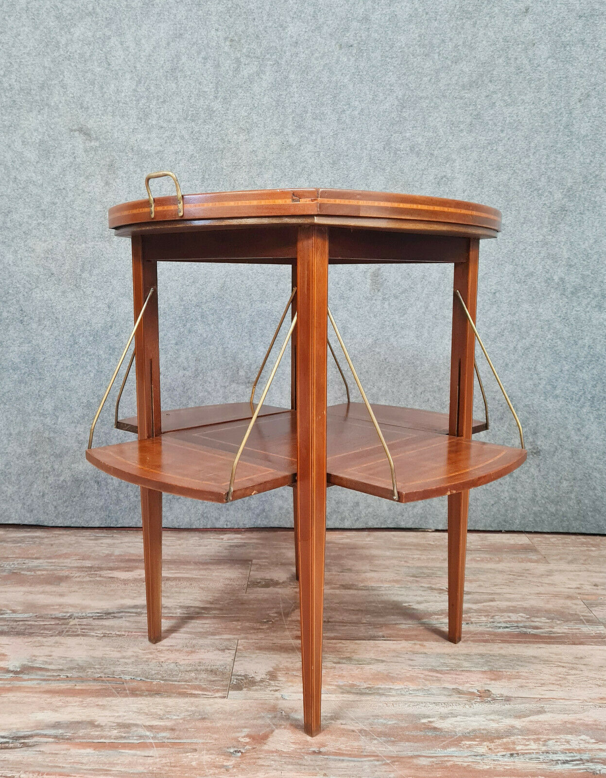 Table a thé louis xvi en acajou clair et filets vers 1900