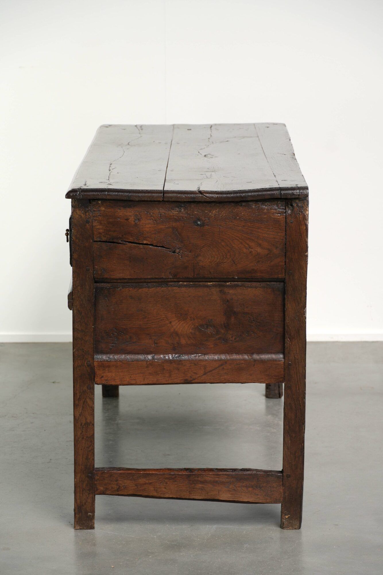 English dresser from the early 18th century made of oak with patina