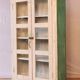 Vitrine en teck birman patine blanche-verte