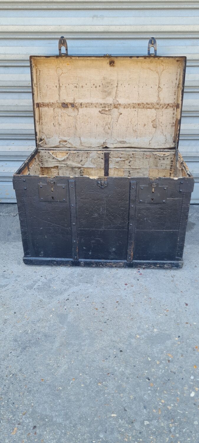 Old trunk lavolaille Paris