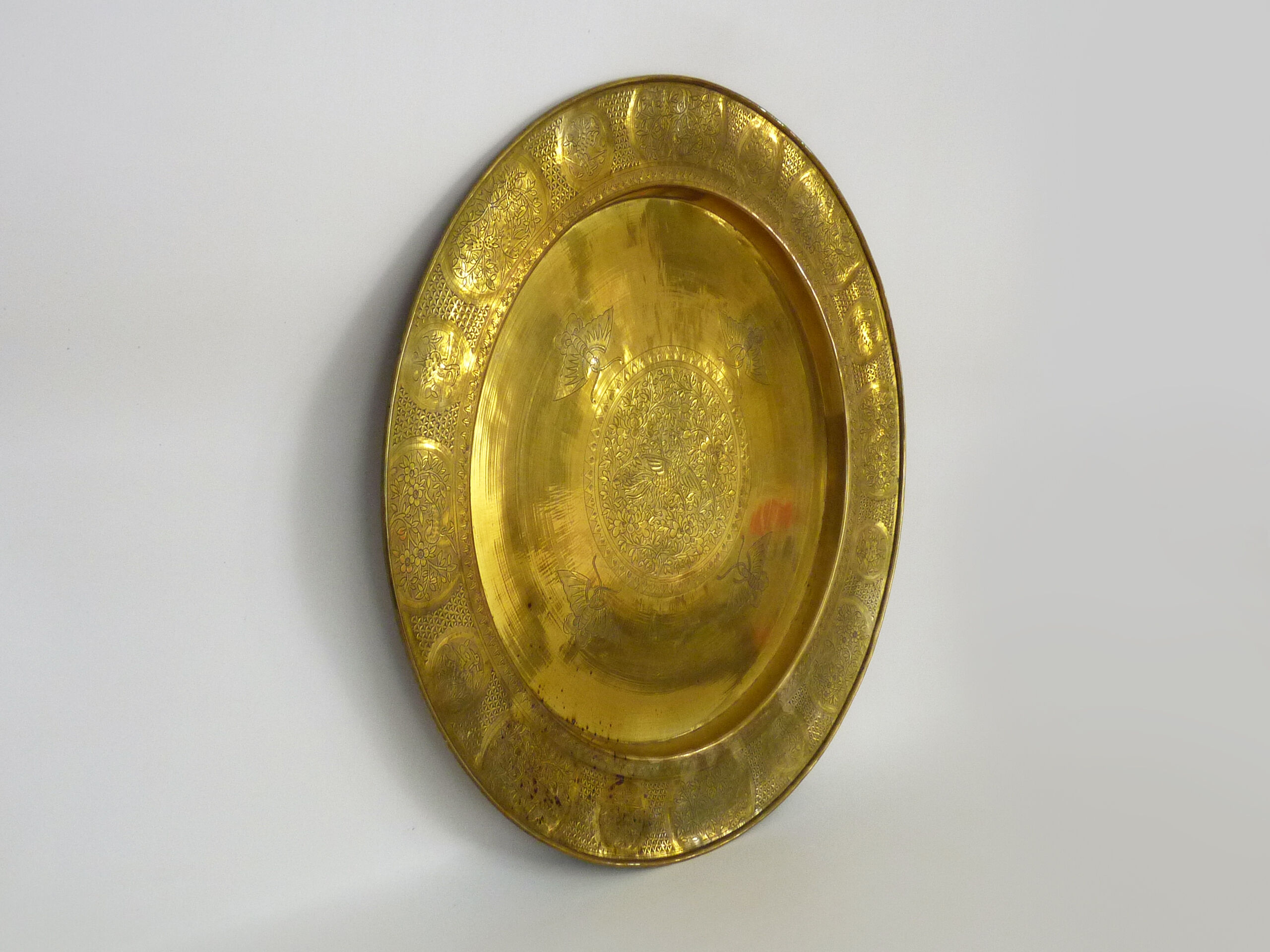 Plateau asiatique ( Laos ou Chine ) en bronze doré. Diamètre : 52,5 cm