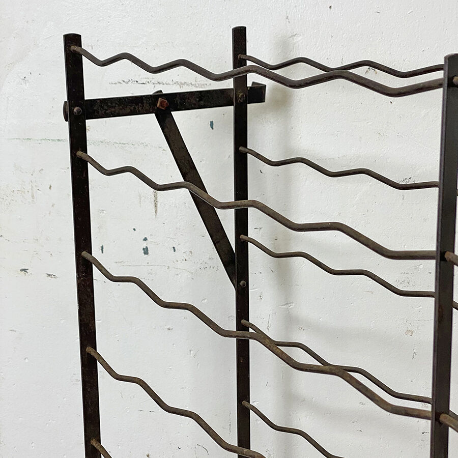 Metal bottle rack