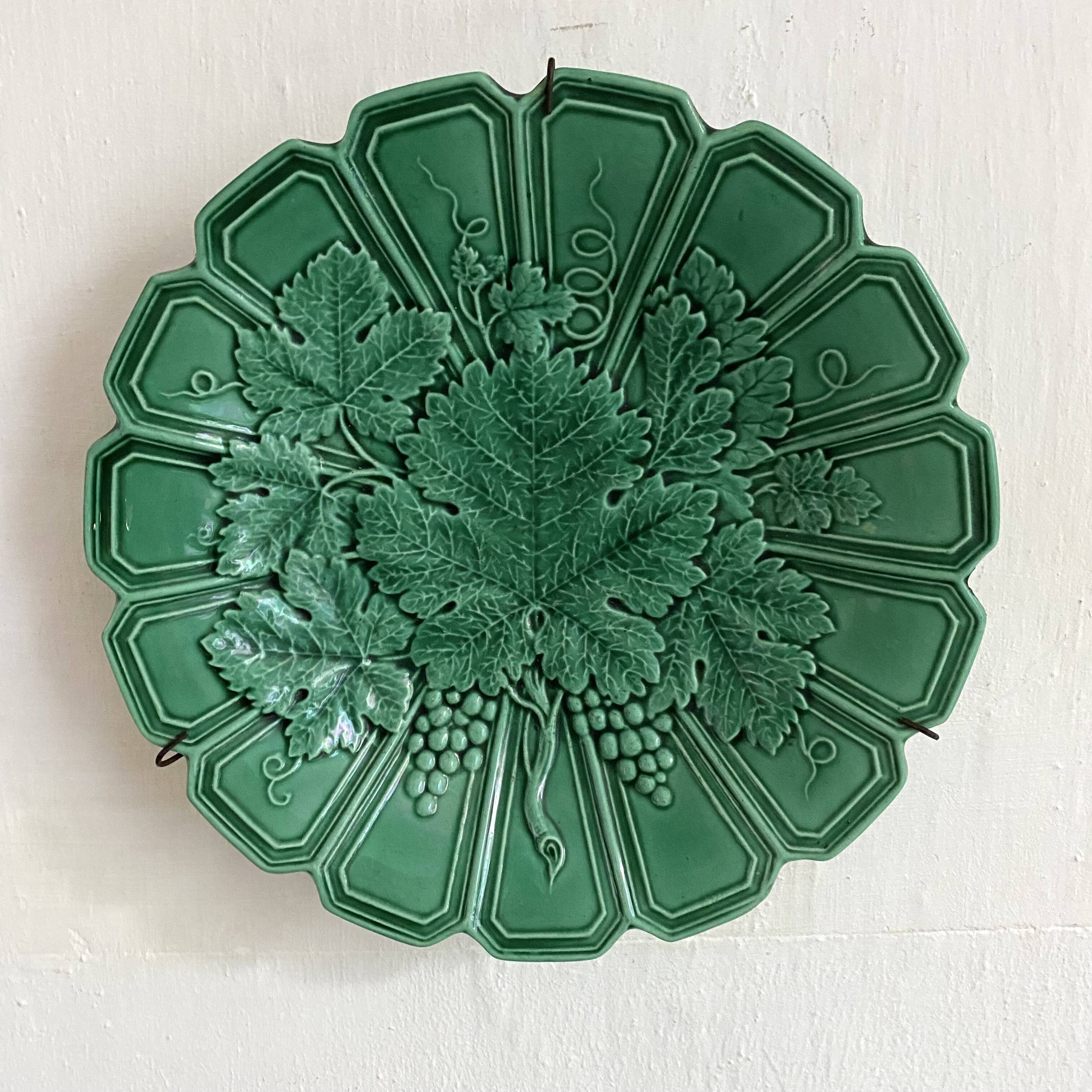 Wall plate in earthenware with a vine leaf design