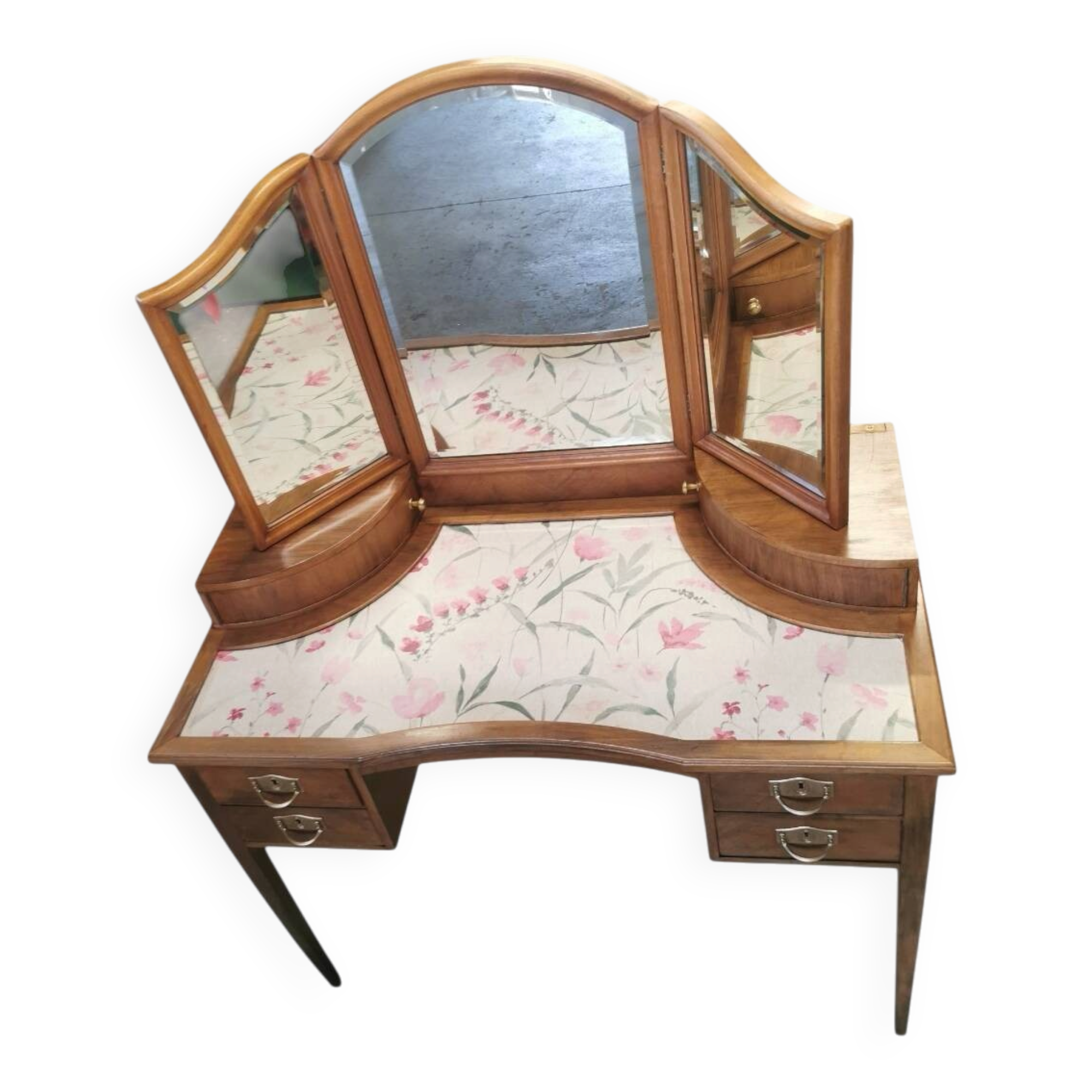Dressing table with a triptych mirror
