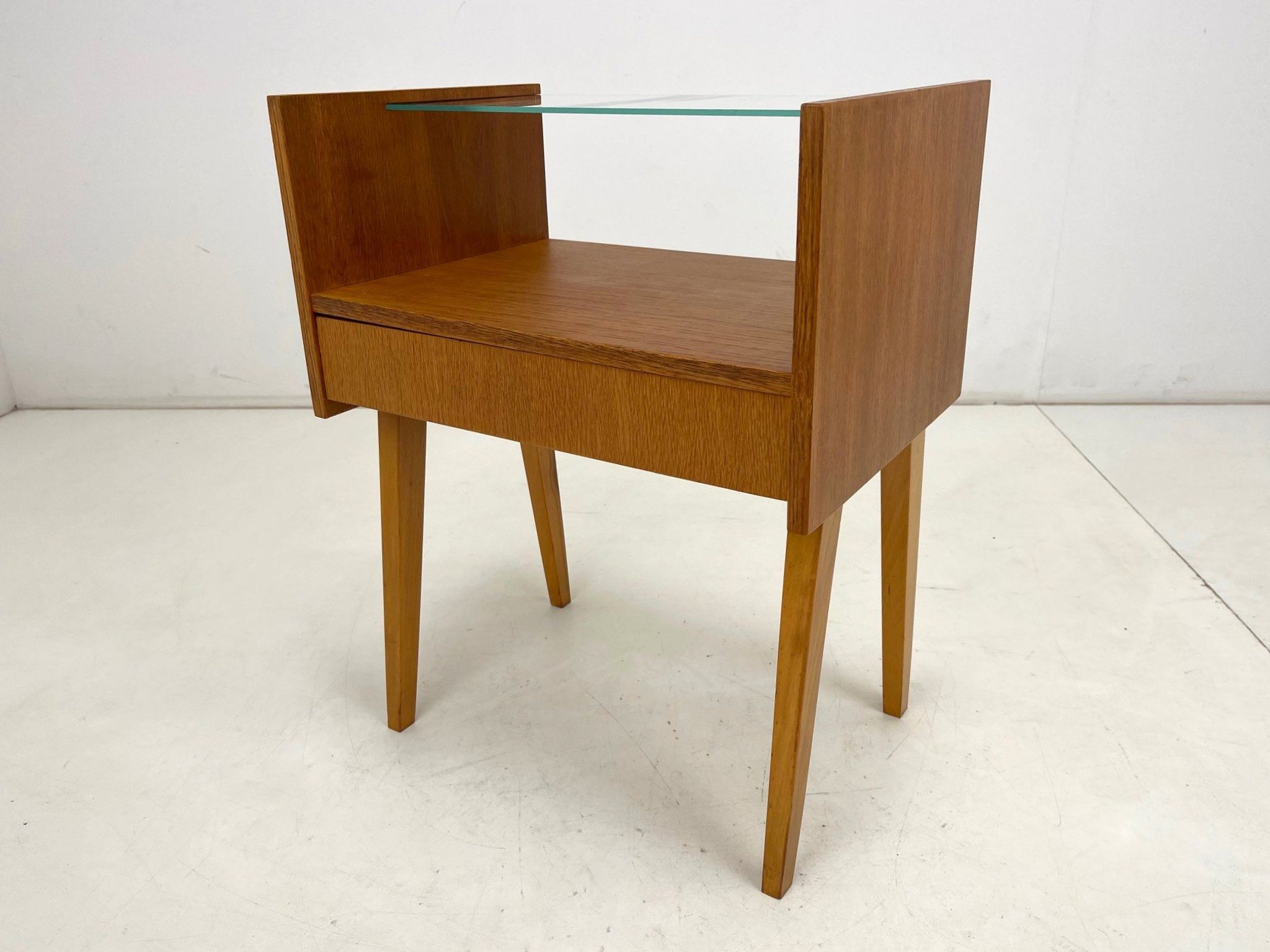 Table d'appoint ou table de nuit des années 1960 par Arch. František Jirak